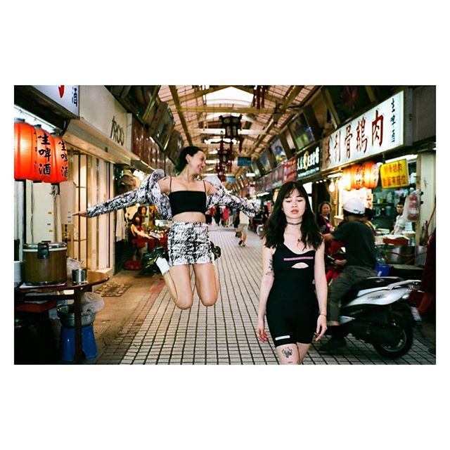 跳跳 life.

#contaxt2 #venus800 #fujifilm #girlsquad #jumplife