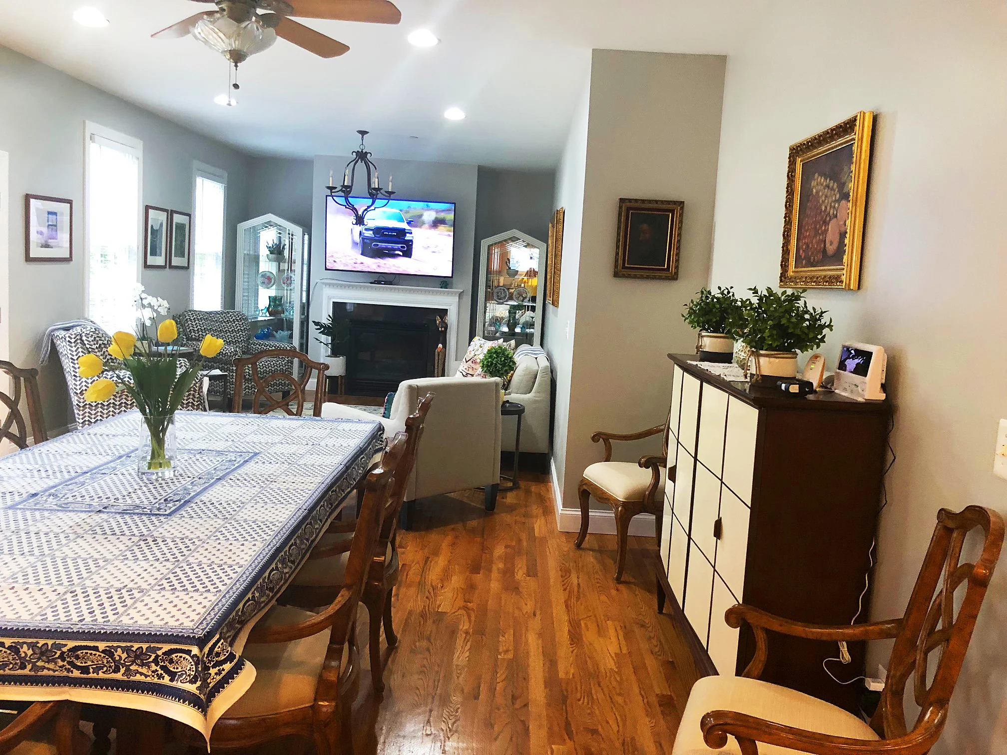 Vienna Manor 3, Spacious and bright common living area.