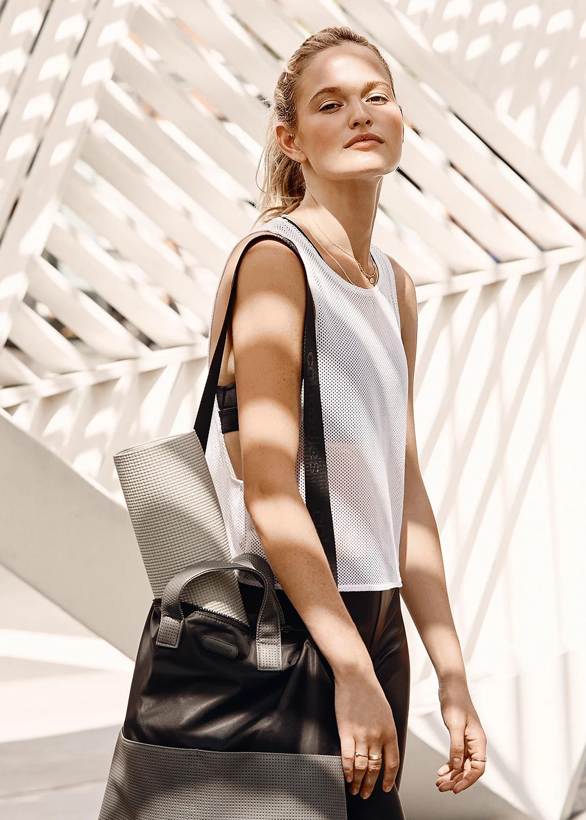 ESSENTIAL_TOTE1_143_006.jpg