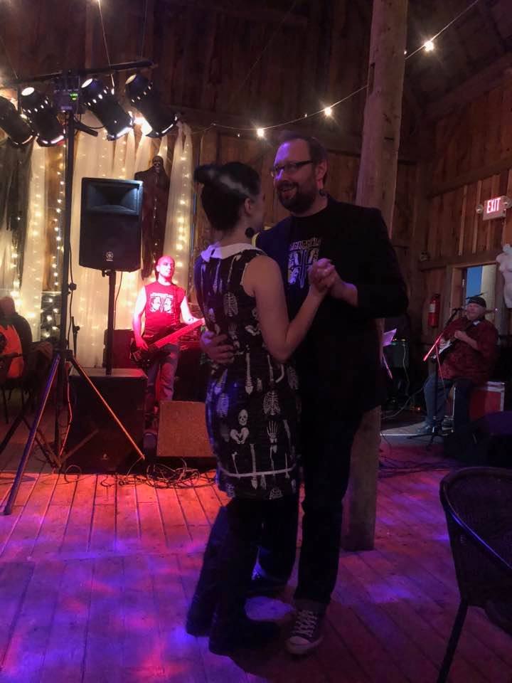 dancing with the wifey during the opening act. we're lo-key Frankenstein and Bride of Frankenstein, of course (notice the bolts on our necks).
