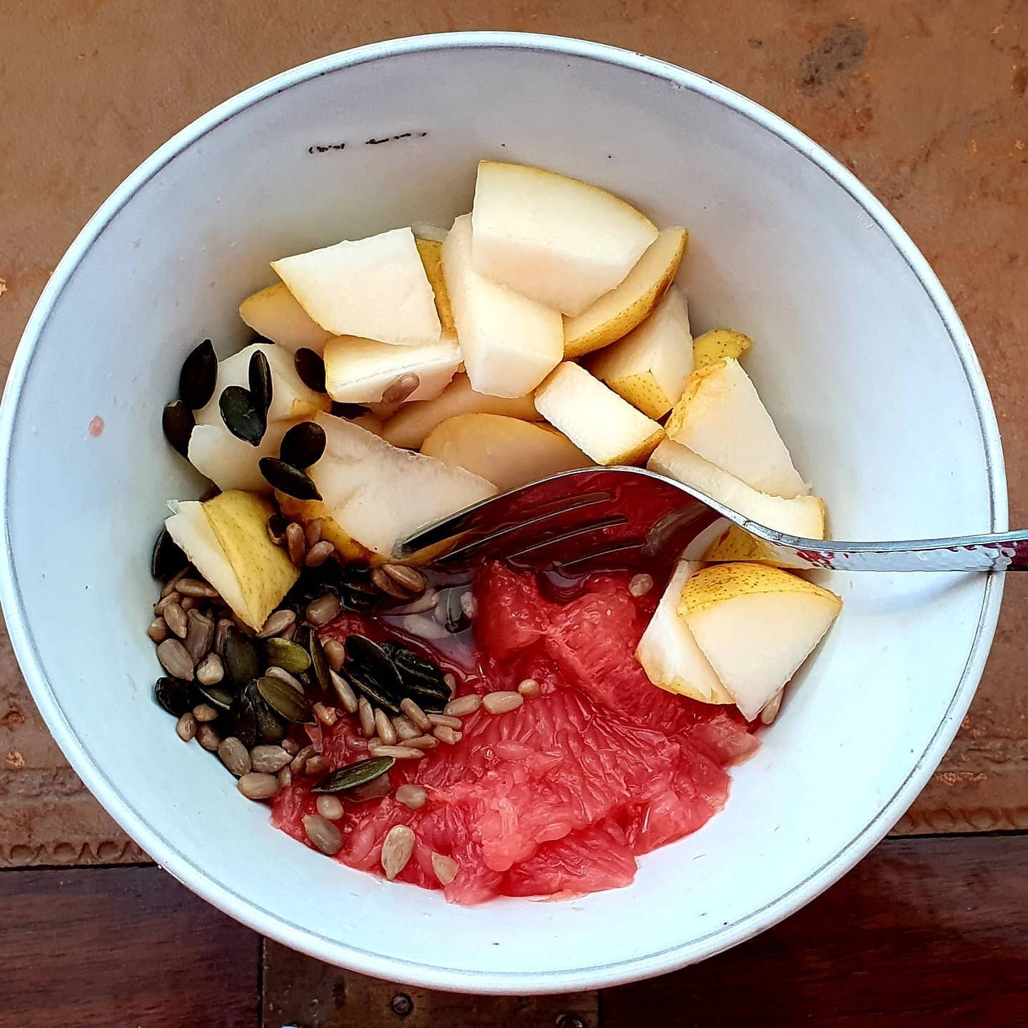 Breakfast, it needn't be complicated, but it does need to be delicious!
🍐 Pear a whole one chopped 
🍊 Grapefruit, skinned and trimmed 
🎃 Pumpkin seeds 
🌻 Sunflower seeds 
#grainfreebreakfast #naturalsugars #immuneboostingfoods #vitaminc #bowelhea