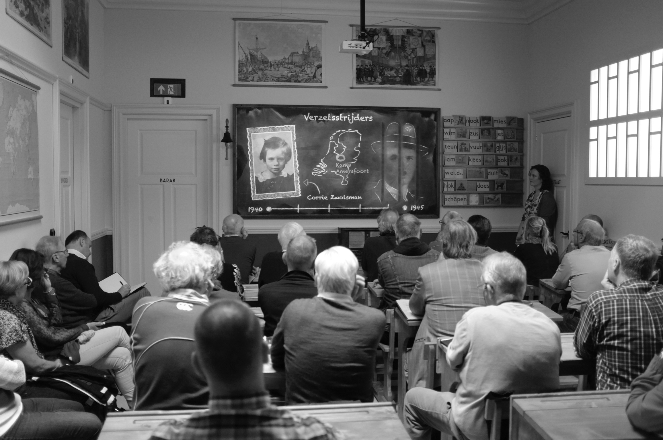 De museumdocenten in het leslokaal van de Klas van '45
