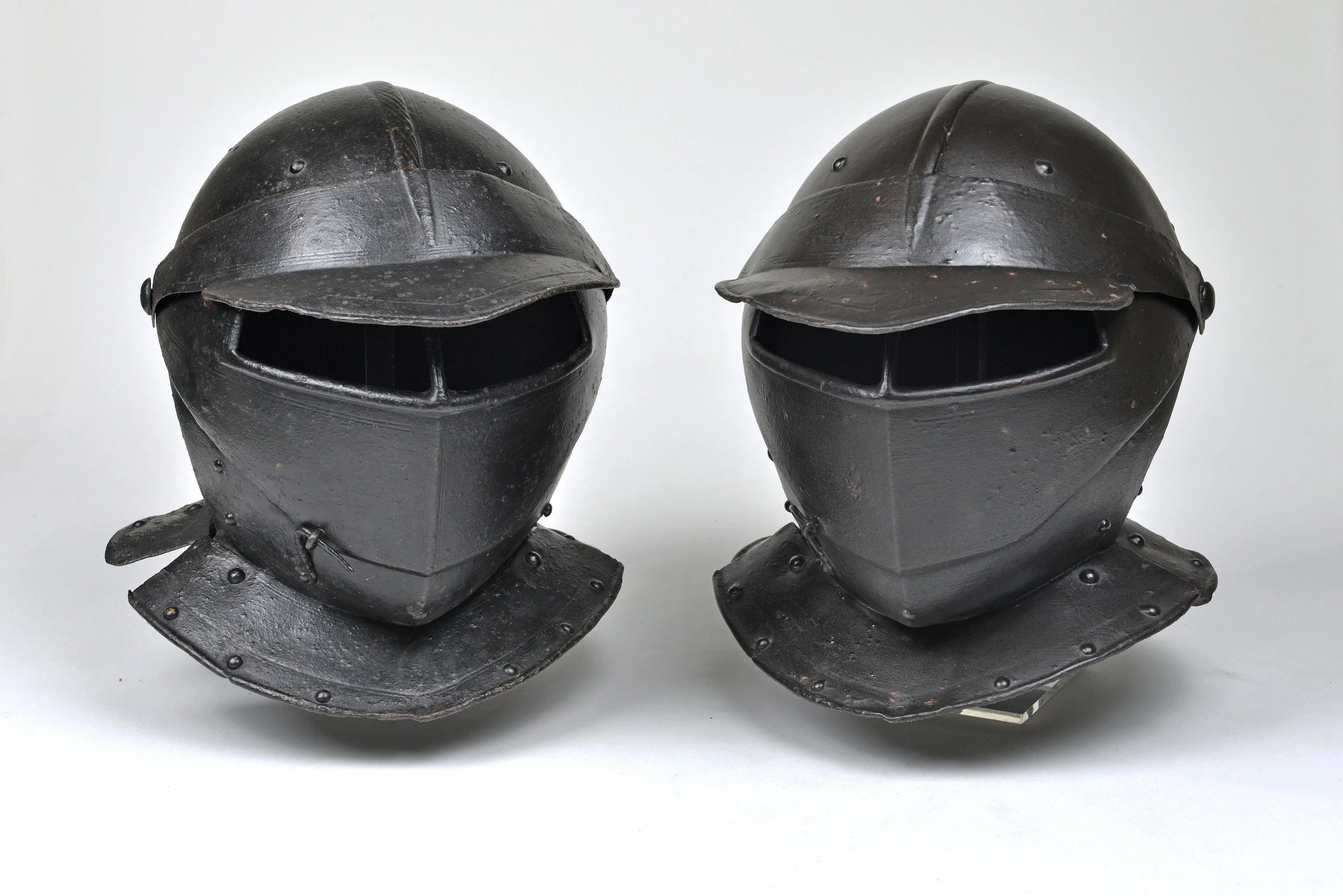 De gesloten Bourgondische stormhoed uit circa 1630 met de 3D replica.