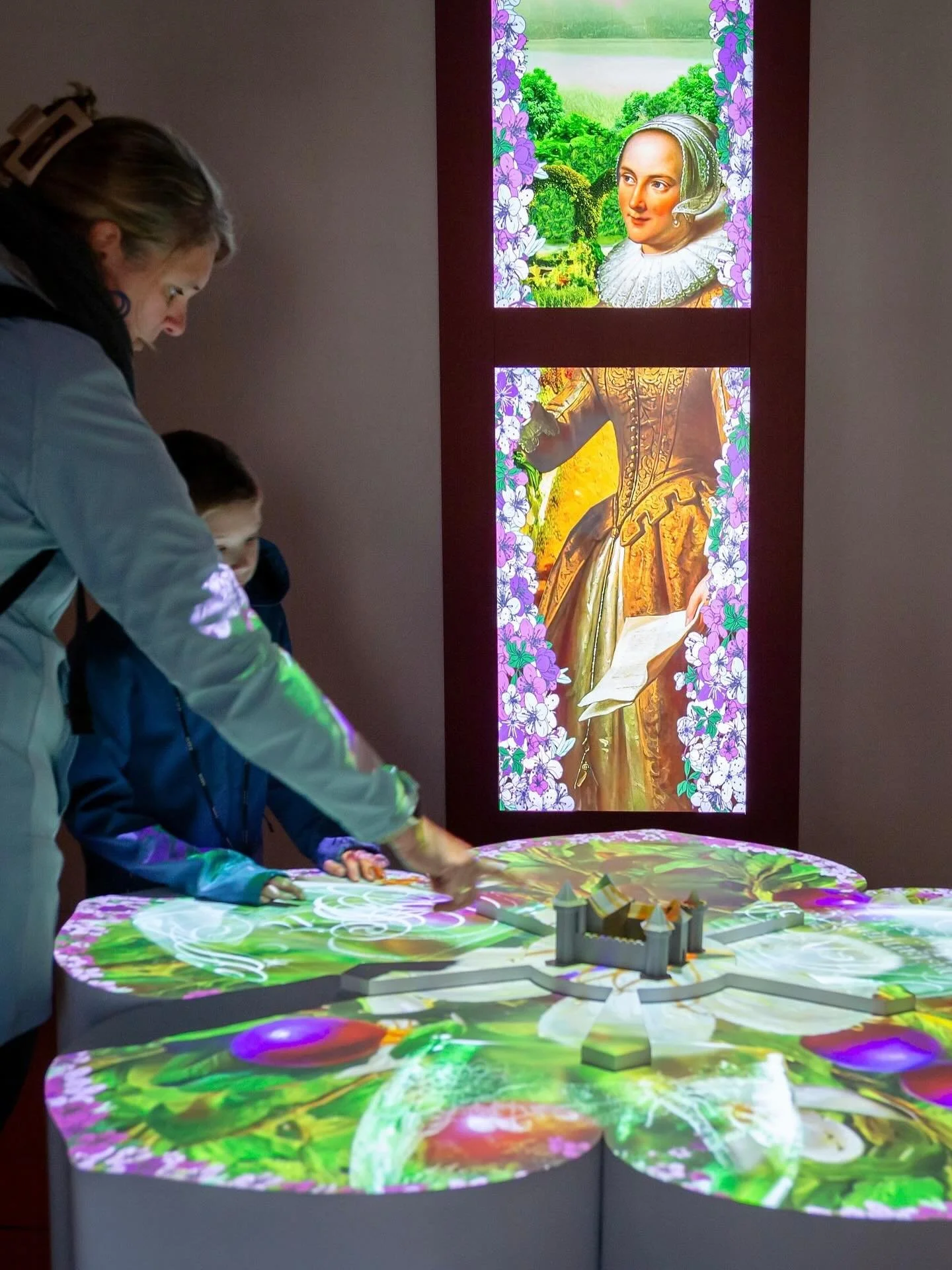 Our second film for @muiderslot celebrates the castle as the garden of Amsterdam. Projected onto a maquette, it tells the story of the castle, its famous resident P.C. Hooft, and the garden as the true main character. 

The installation is built arou