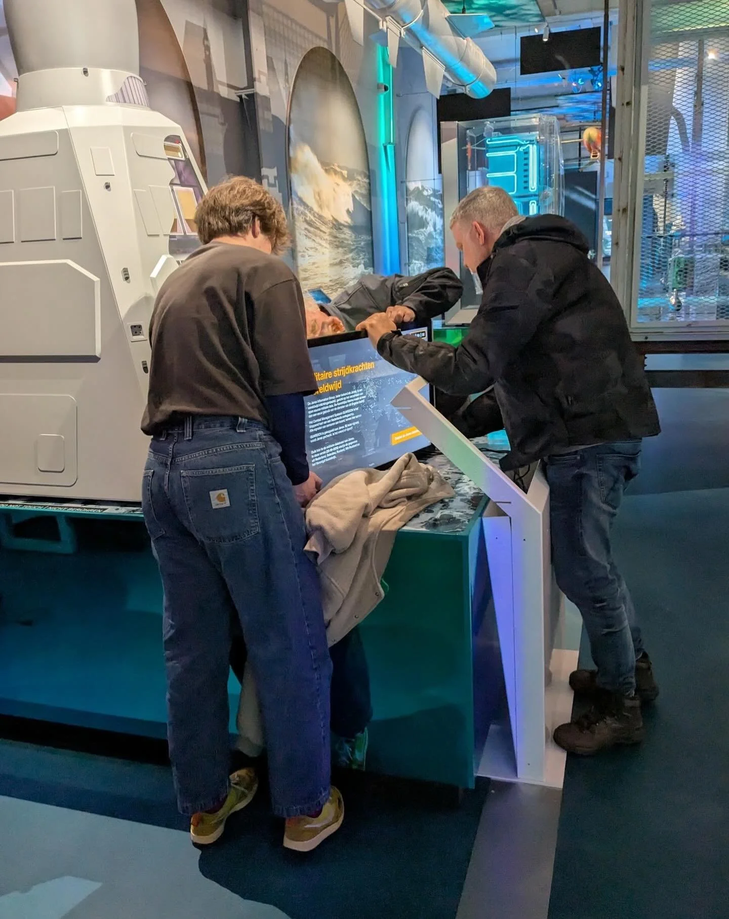 Installing the final piece of &ldquo;Marine van Nu&rdquo; at the @marinemuseum: the Janes database interactive.

@janesintel is a British global intelligence company that collects open-source military data. Navies, governments, journalists, and resea