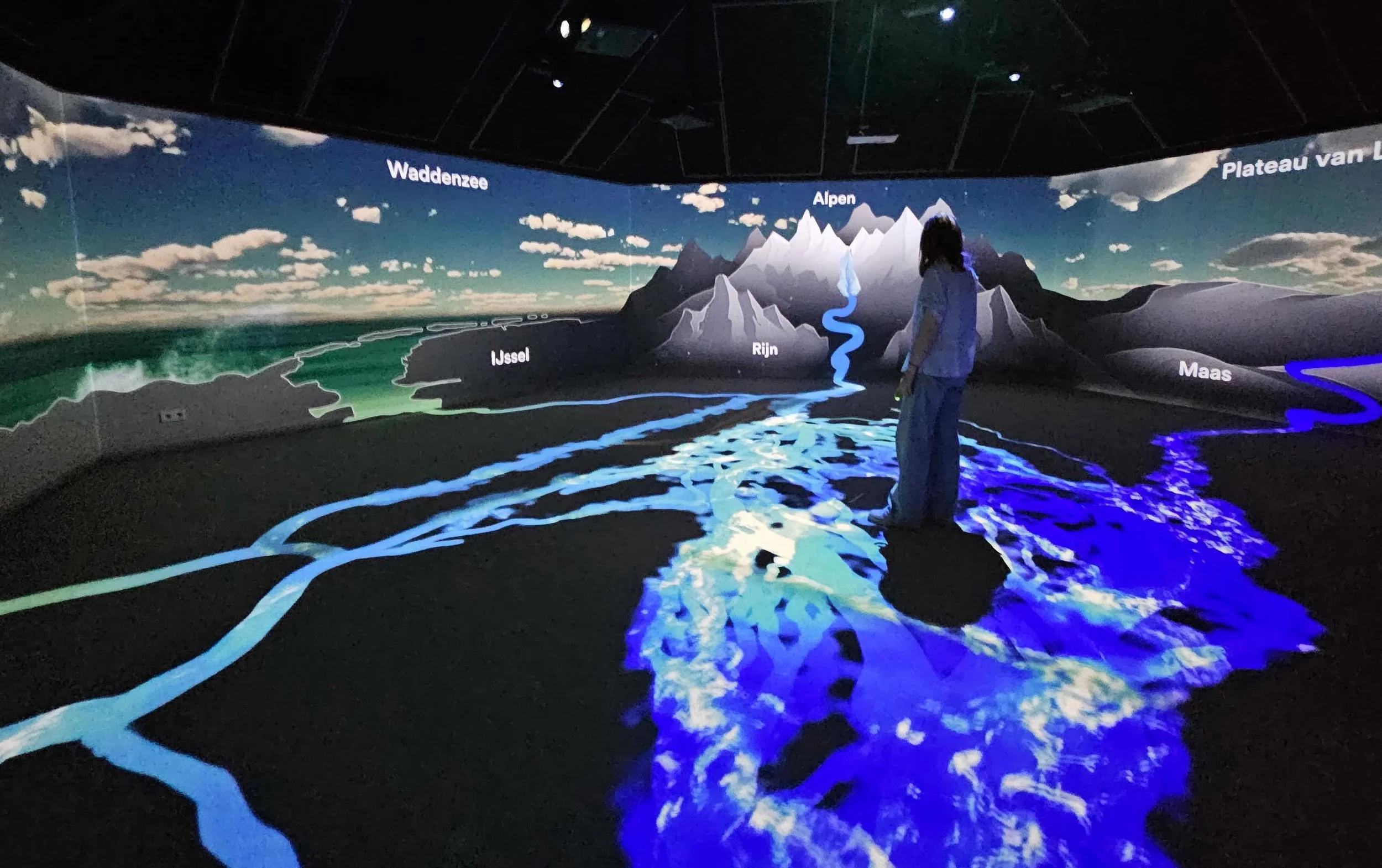 The @biesboschmuseumeiland&nbsp;has renovated two pavilions in its permanent exhibition.&nbsp;

For one of the pavilions, we created an 8-minute immersive experience with 360&deg; projection&nbsp;extending onto the floor. The film tells the story of&