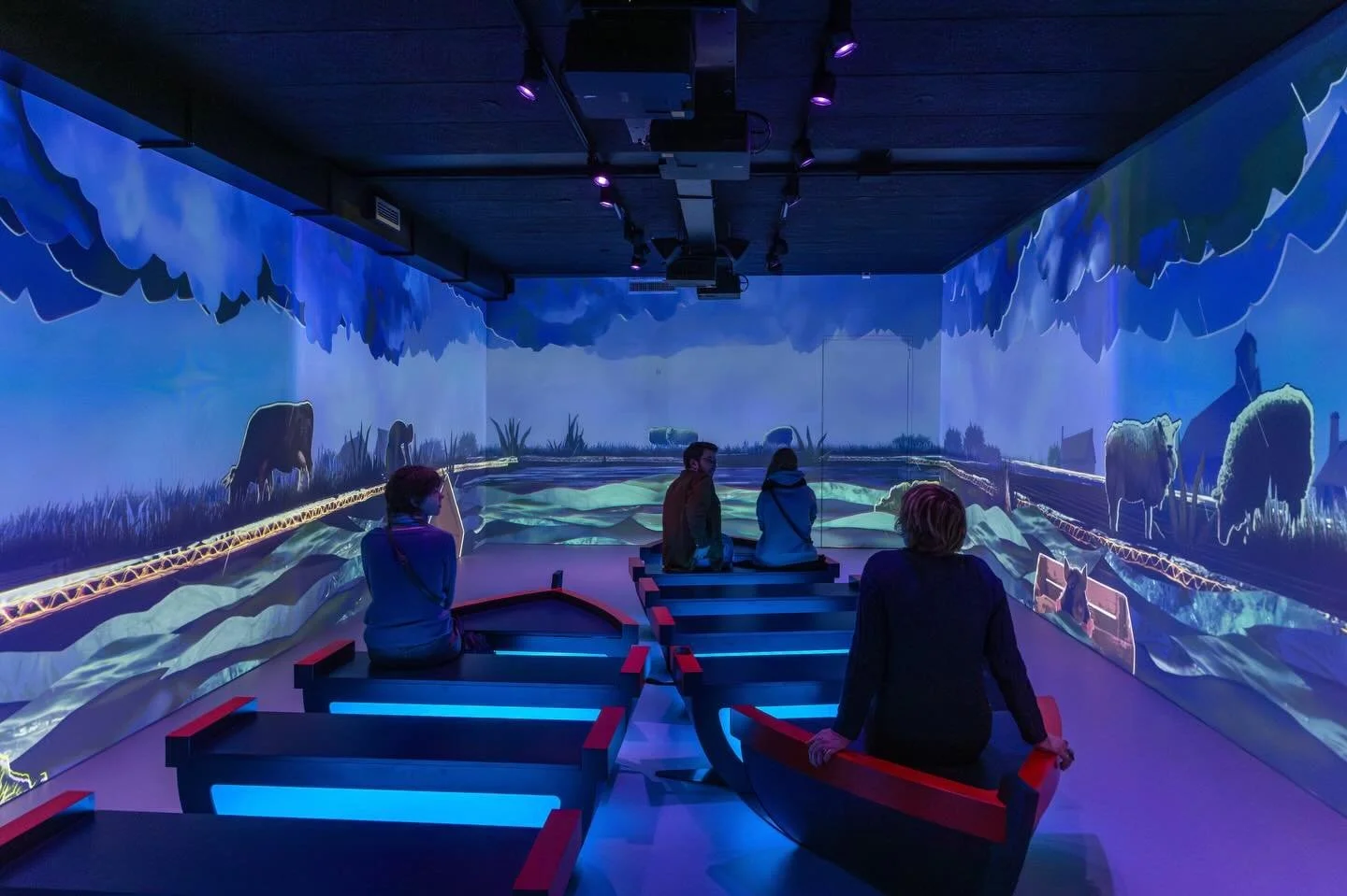 We created a new immersive experience for @museum_broekerveiling &ndash; a historic museum that preserves the world&rsquo;s first sailing vegetable auction.

The installation is a four-wall projection that places visitors inside the story. They take 