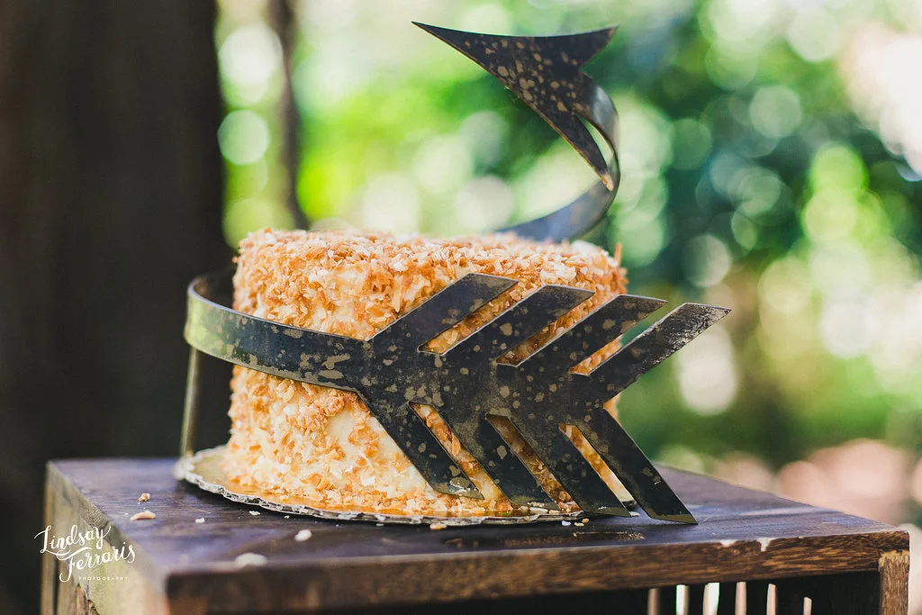 Custom arrow for cake display