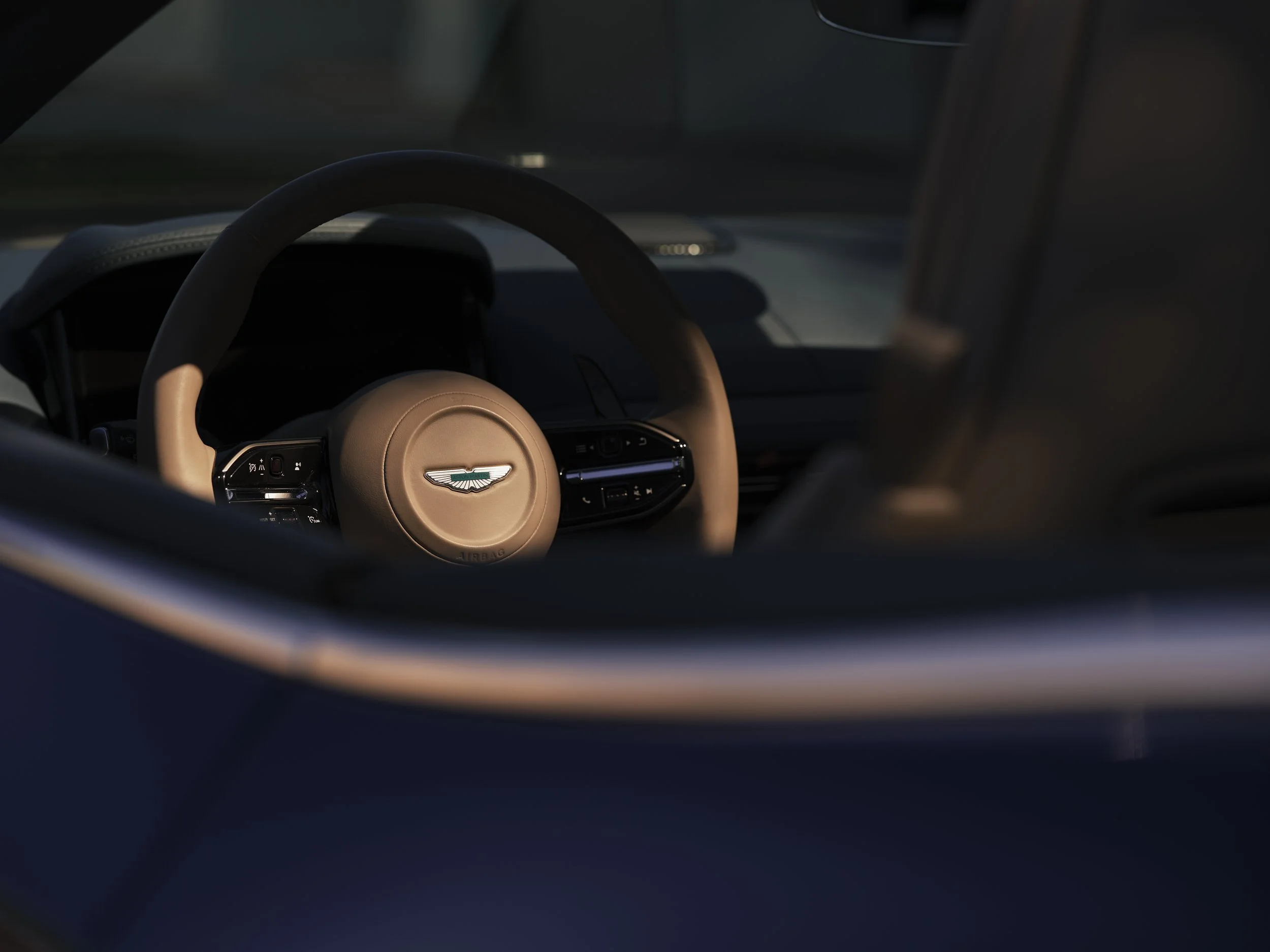 Aston Martin / DB12 Volante