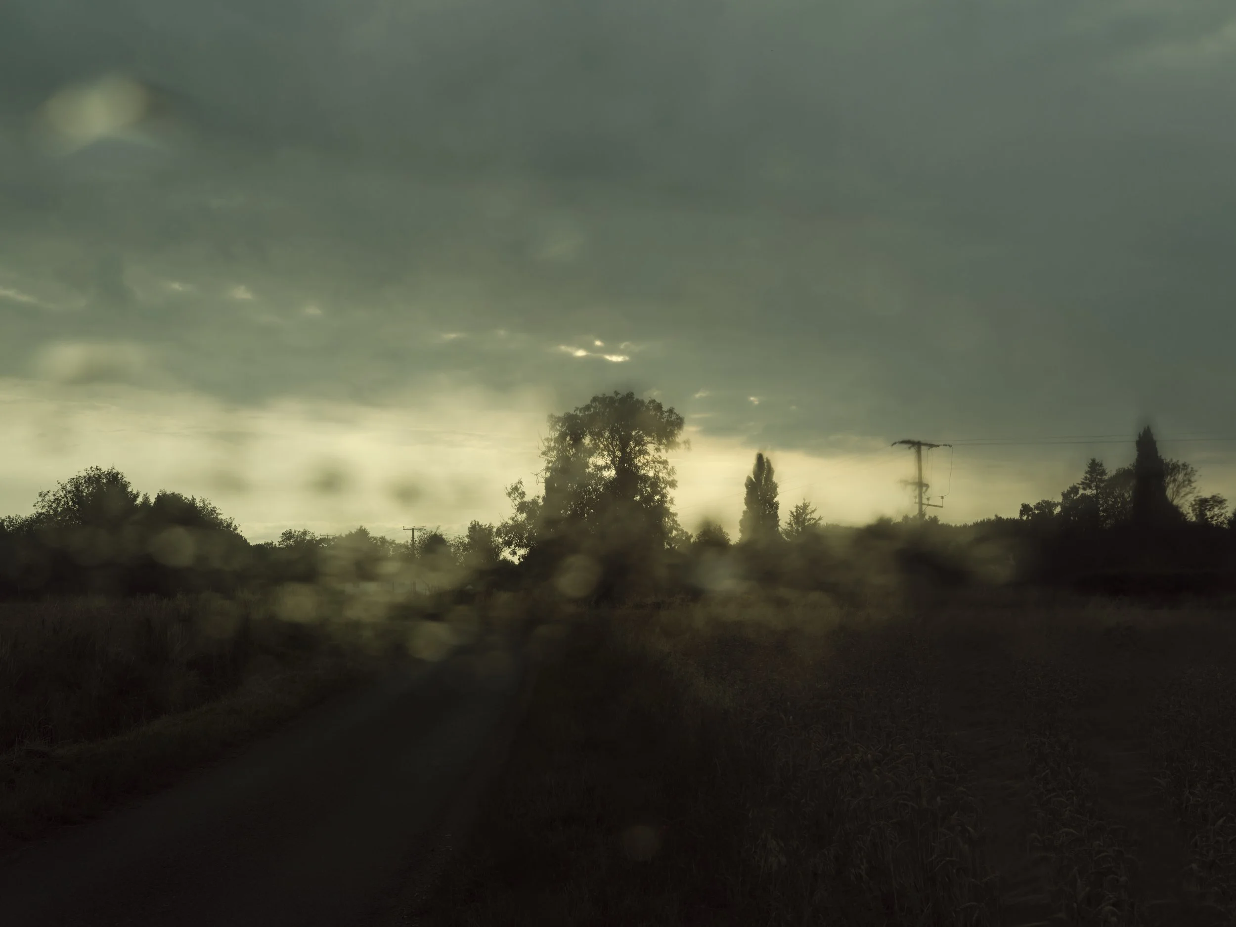  Darkness has fast hands/ 