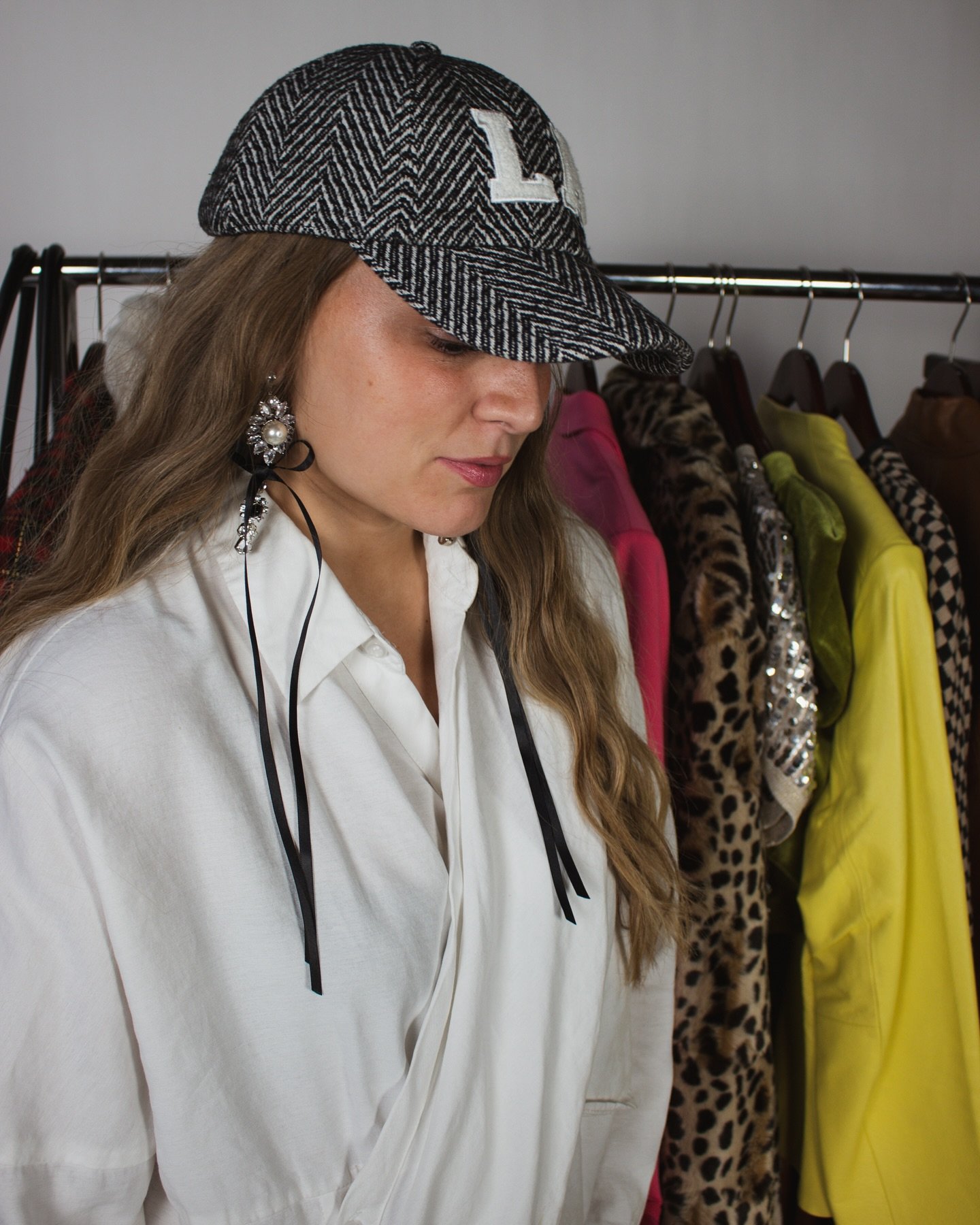 We love how Sierra paired a baseball cap with a feminine bow earring. This is giving casual Fridays a whole new meaning! We are in full support of being comfortable but “make it fashion”! ๐ค
To work with Sierra on a shoot or a virtual