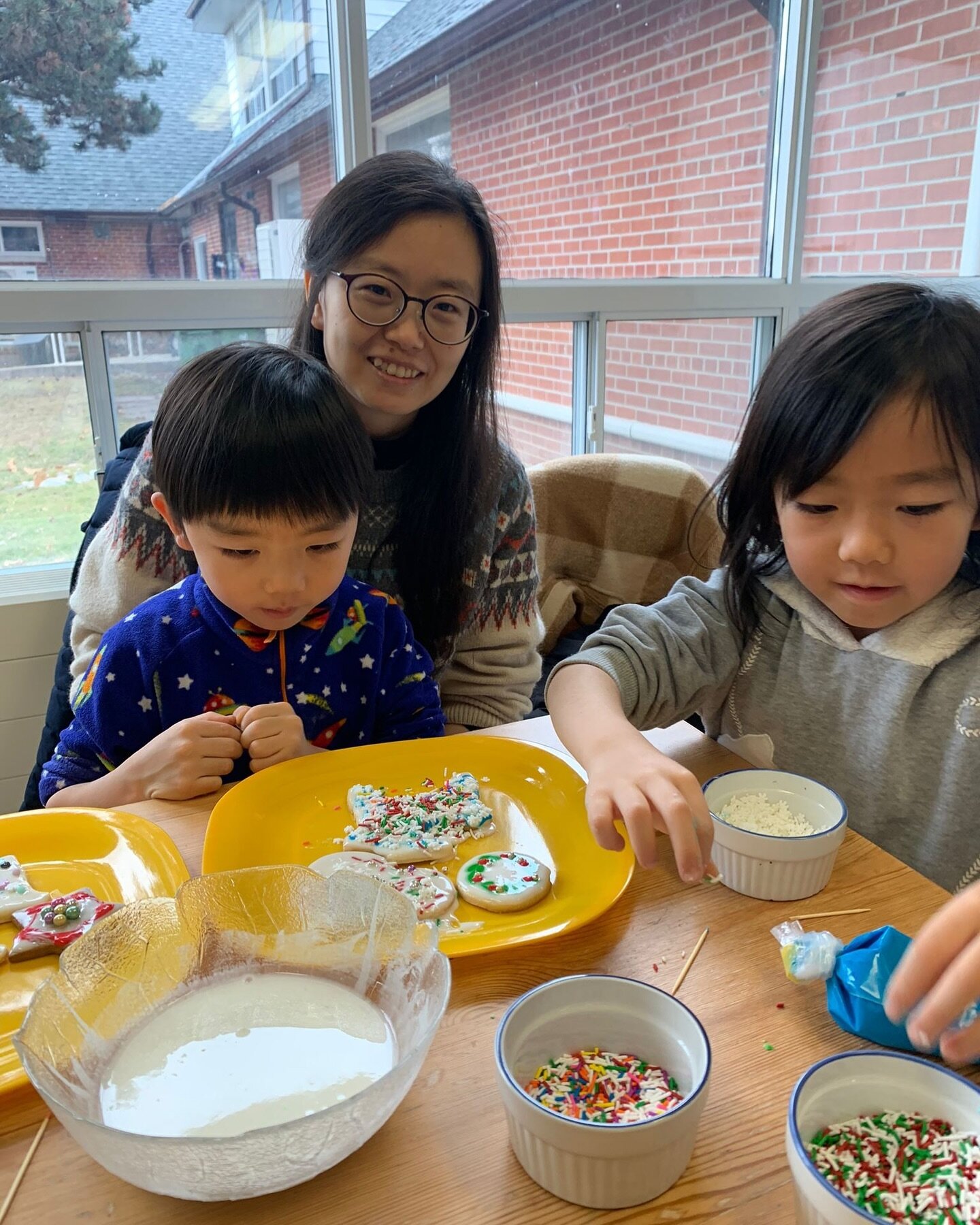 The kids (and mom) had fun at the Christmas cookie workshop!