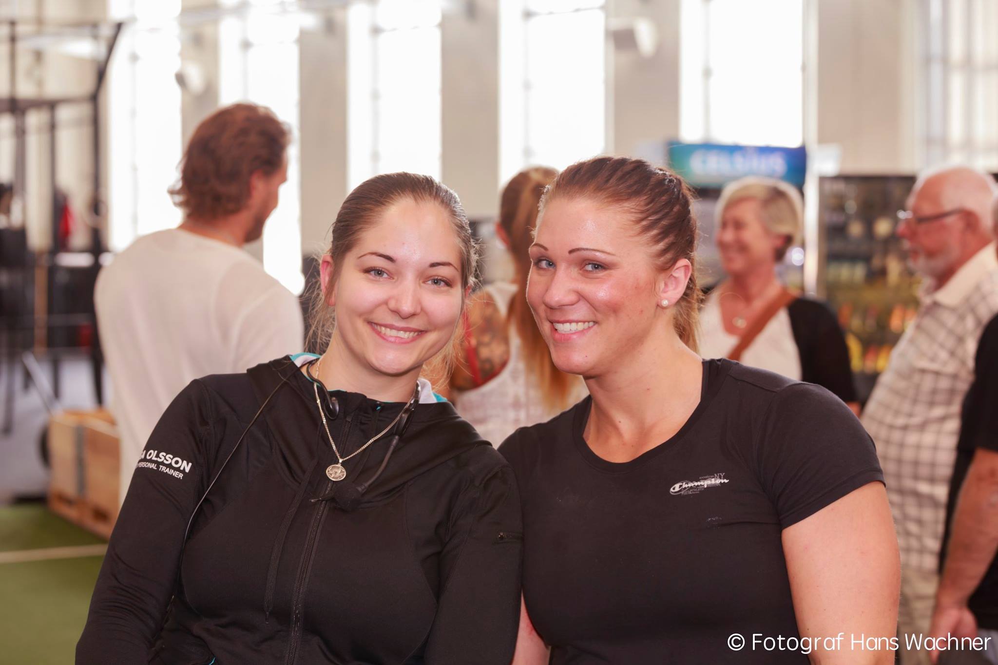 Jag (Isa Olsson) pratade i mikrofonen och Martina Andersson dömde tävlingen. Foto: Hans Wachner