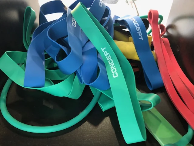 Gummiband Gummiband har ett flertal olika användningsområden. De kan användas som hjälp för stretching och rehab, som hjälp vid tyngre övningar som chins och dips, eller för att försvåra benövningar. Stora band; Grönt - Stark Lila - Medium/stark Svart - Medium/lätt Rött - Lätt Små band; Blå - Stark Grön - Medium Röd - Lätt
