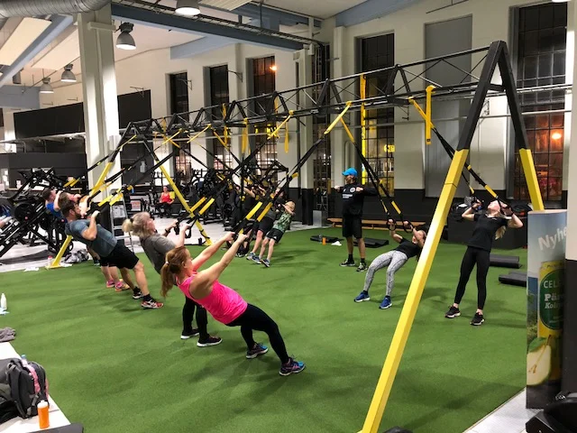 TRX och Rip60 Suspensionträning med egen kroppsvikt. Det går alltid bra att använda gräsytan för egen träning med TRX och magträning när det inte hålls pass. På den upphöjda plattformen kan du hitta övningsförslag på laminerade papper.