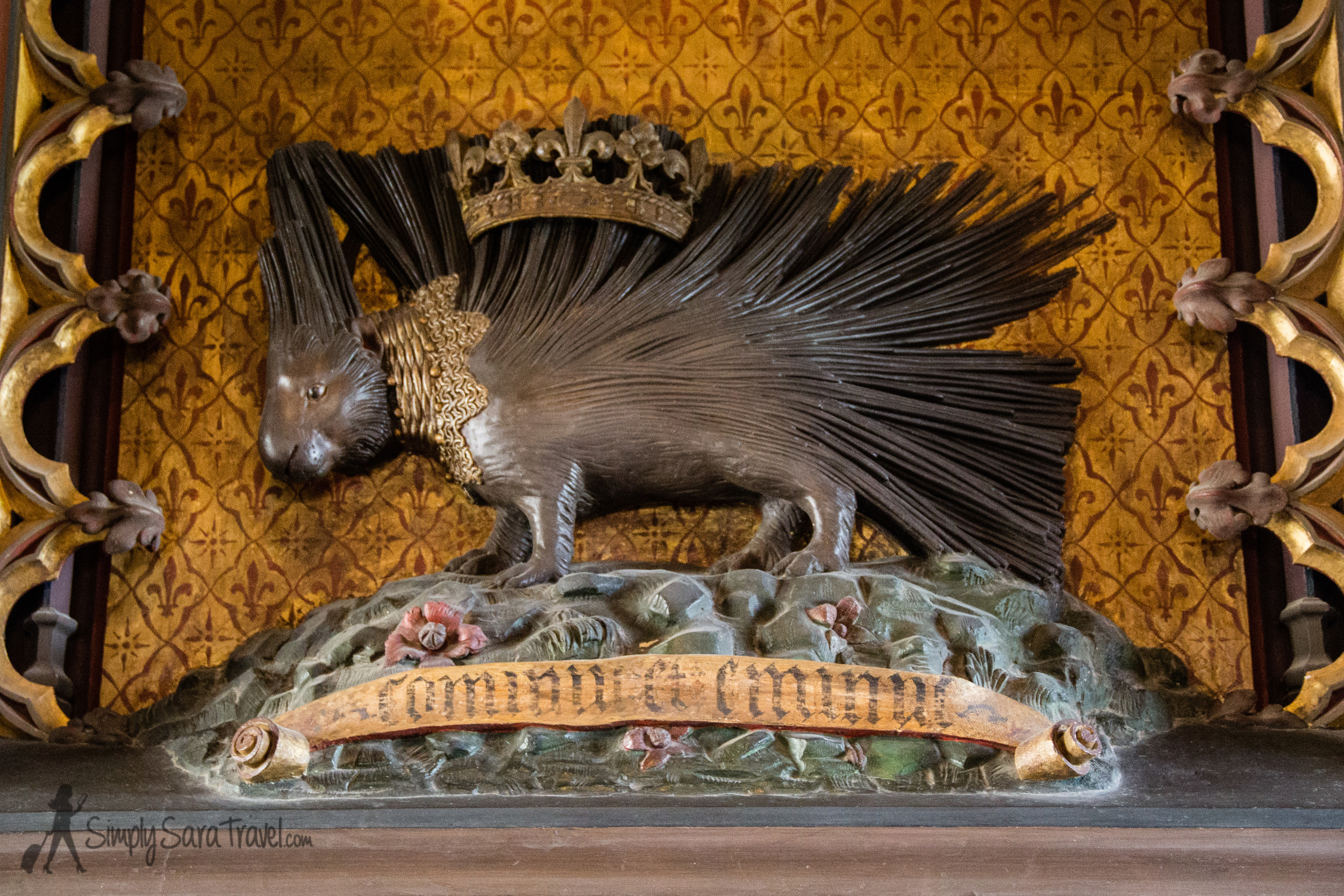 A crowned porcupine, a symbol of King Louis VII