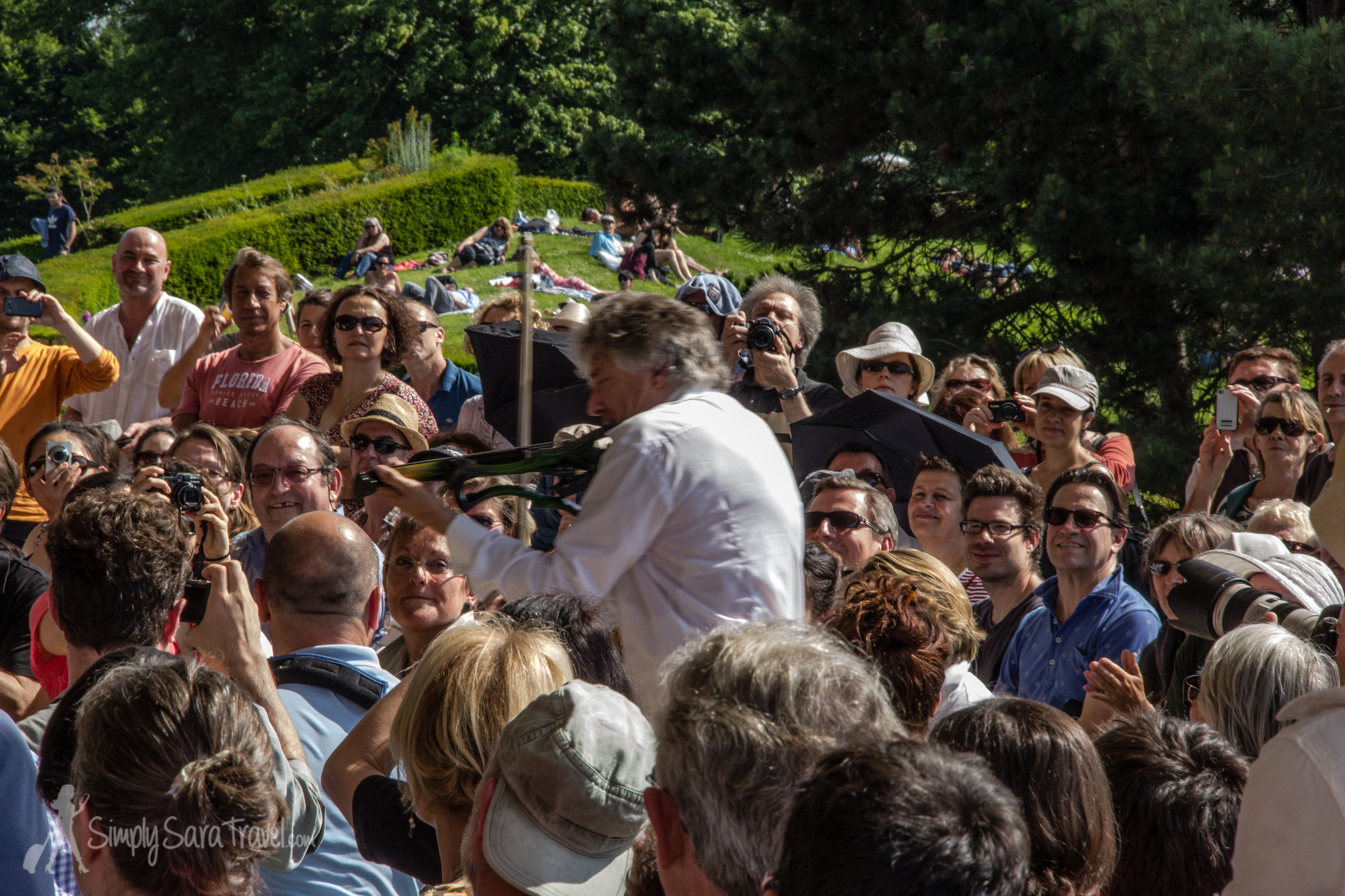 So this is the point when Didier Lockwood decided to start running around the crowds while playing his violin. As if he didn't stun us enough when he was somewhat stationary on stage. 
