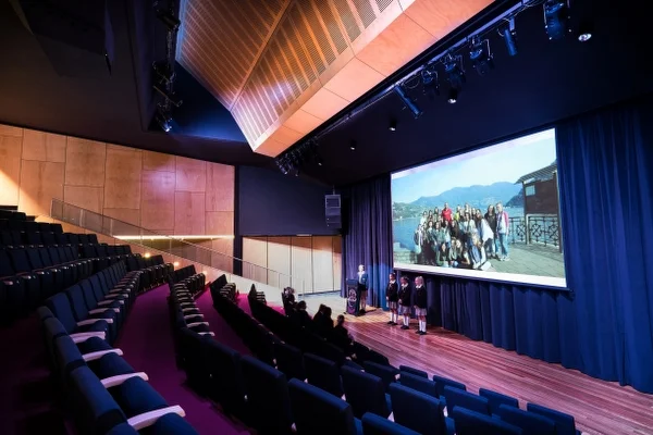 SION - THEATRE PROJECTION_600x400.jpg