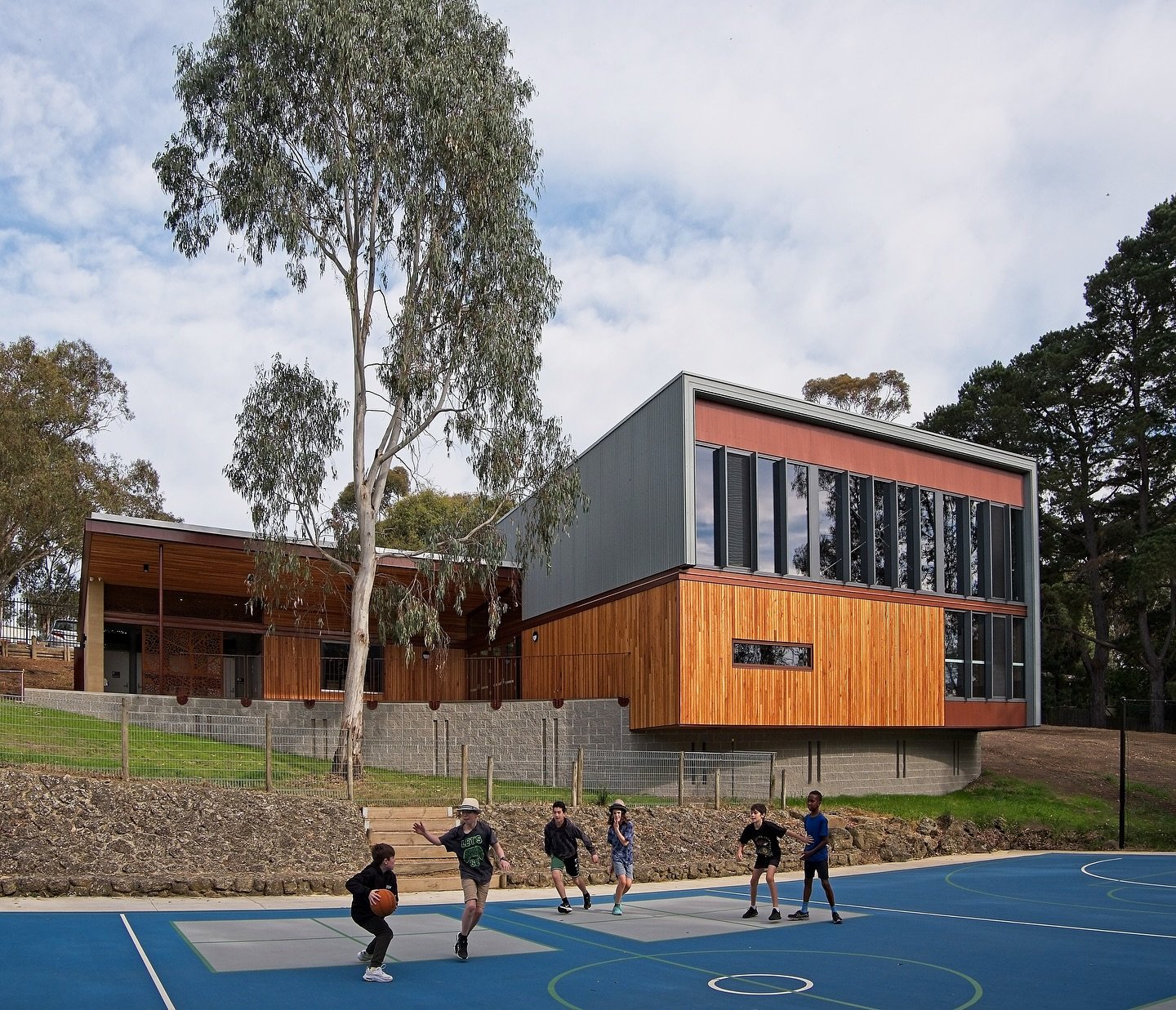 Construction is complete on a new Multipurpose Centre at North Eastern Montessori School. This versatile space not only supports the performing arts and sports curriculums, but is an offering for various forms of gathering for the school and communit