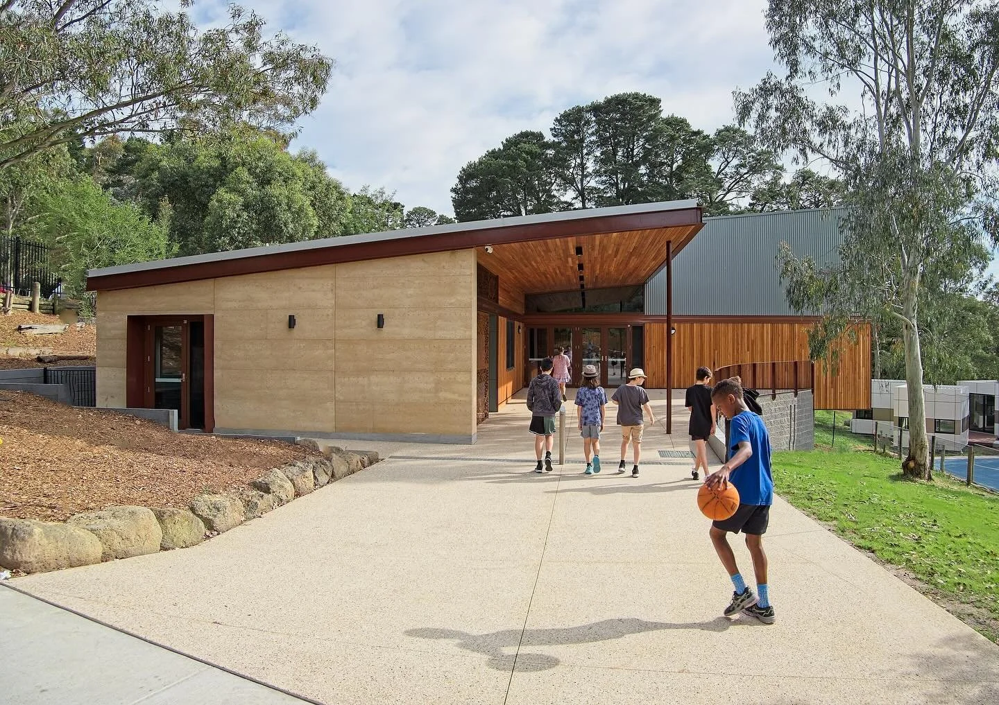 It was such a pleasure to attend a fabulous opening yesterday for ‘Harmony Hall’ at North-Eastern Montessori School in St Helena.
On a tight budget, this deceptively hard working building achieves a calm synergy with its place. Through e
