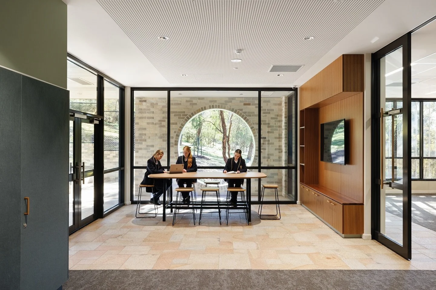 Connection to landscape was a key driver in the curation of interiors in the Aikenhead Centre at Catholic Ladies’ College (CLC). The spaces intrinsically reflect the flora and fauna native to Eltham, situated on Wurundjeri Country. Through natu