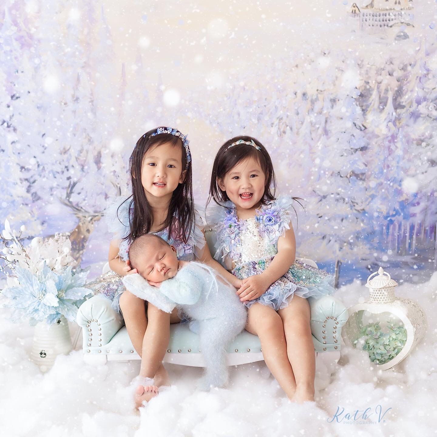 Sibling portraits can be a challenge especially with young children but these beautiful sisters adore their brother! Getting the shot was no challenge at all ☺️

Proud big sisters Leyla (4), Lyanna (3) and their brother Logan (3 weeks)

🌐 www.kathv.