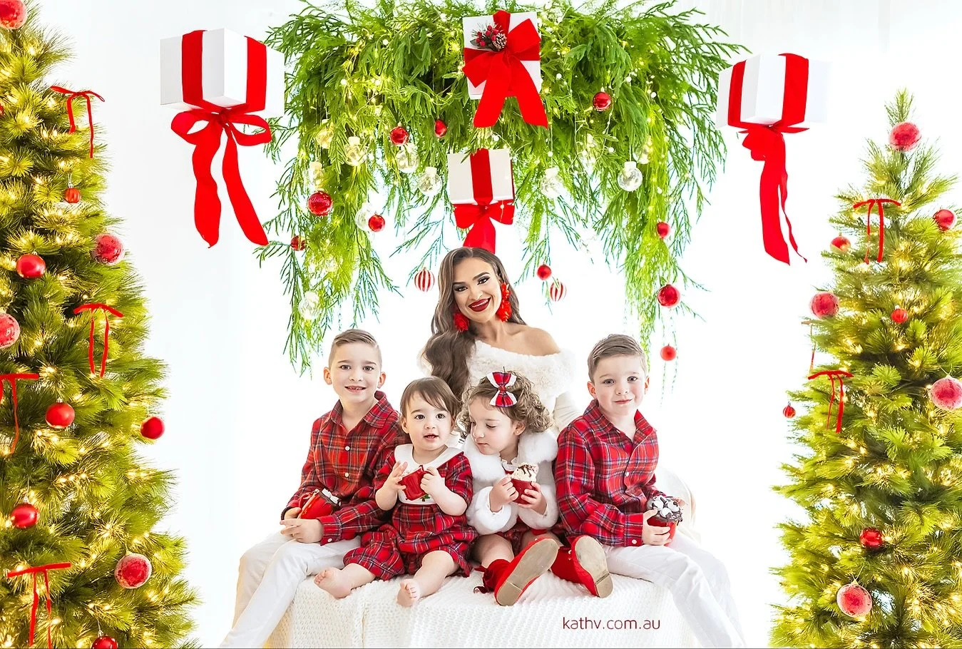 Isabella, you are one amazing mama ❤️
From taking care of your little crew to coordinating the sweetest outfits and carving out time for photos, you do it all with so much love. 

It has been such a privilege photographing your beautiful children sin