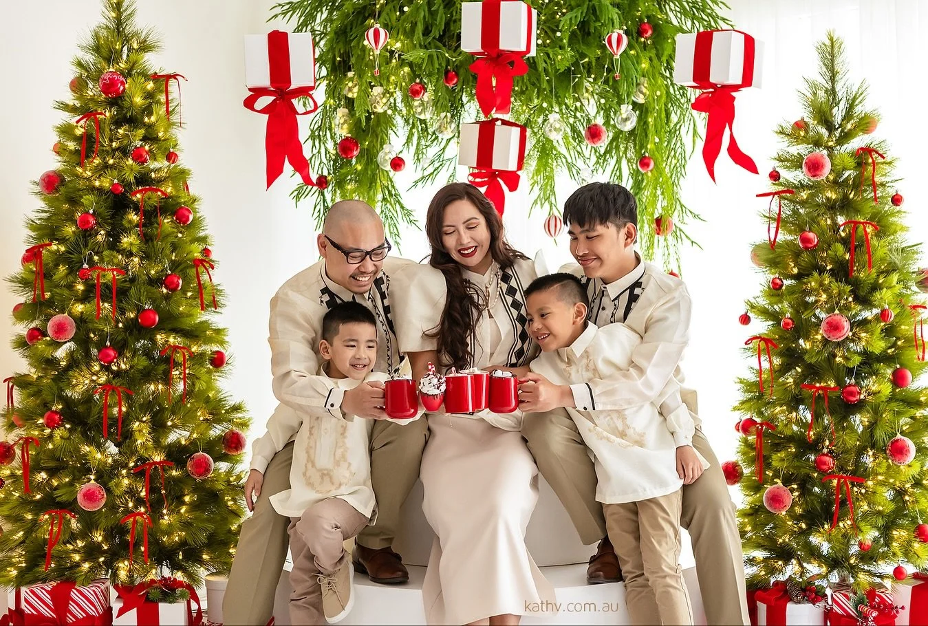 Honouring culture, celebrating family. This beautiful family brought Filipino elegance to their Christmas session with their barong and Filipiniana, a beautiful reminder that home travels with us, wherever we are. ❤️

Only 2 weekends left of Christma