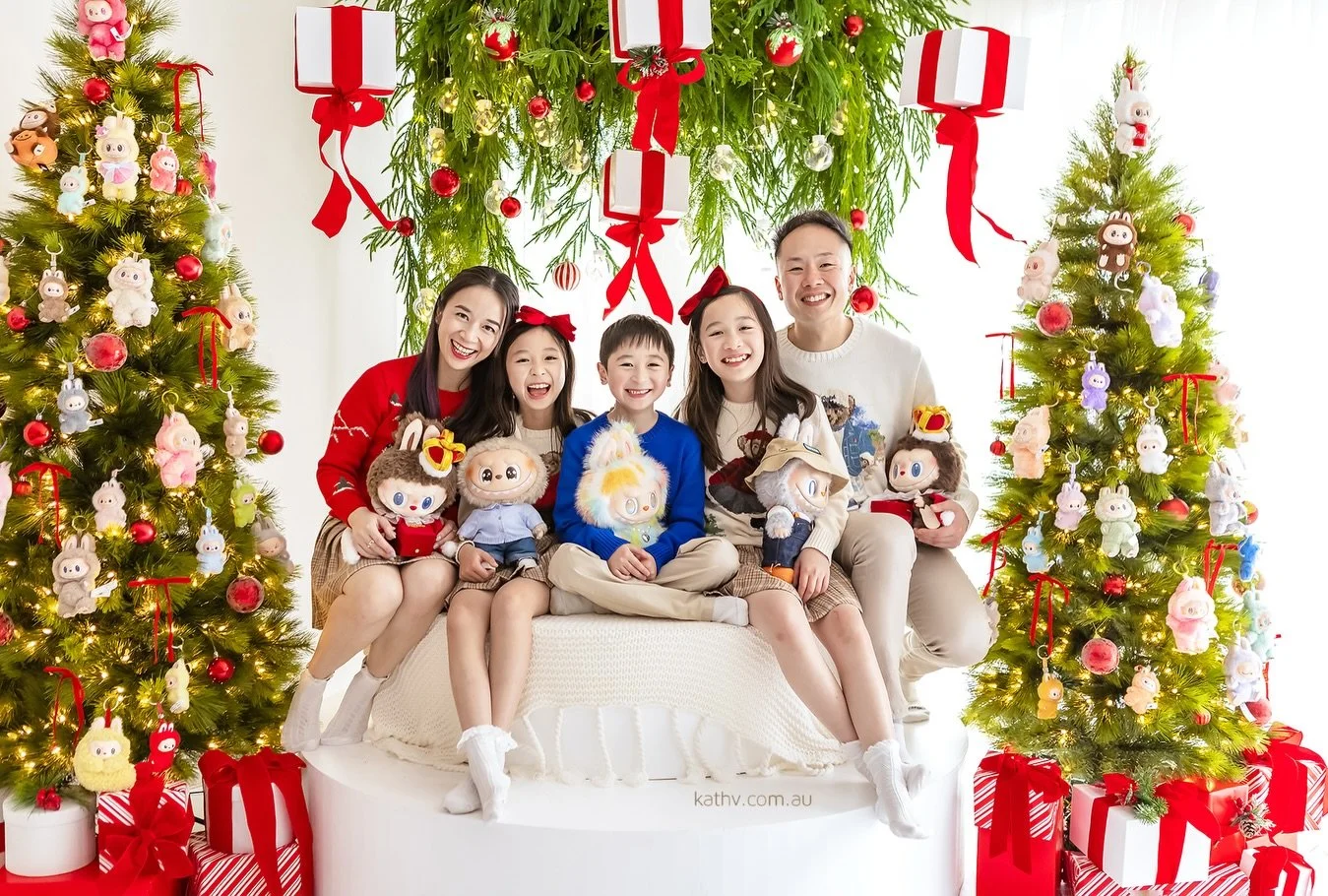 They didn&rsquo;t come alone&hellip; the Labubu&rsquo;s came too 😉

Every year this family shows up with the best ideas and the cutest details. Can&rsquo;t wait to see what they surprise me with next Christmas

#kathvphotography #newborn #newborns #