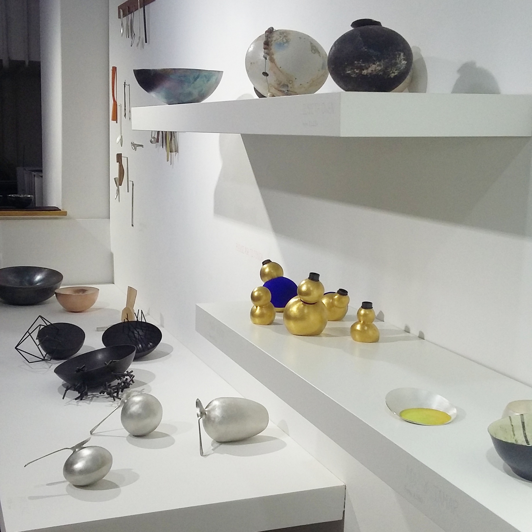 Edge to Edge: Where Does a Vessel Begin? Vessels have been made and used across cultures since prehistoric times: for feeding, storage, marking an occasion, as ritual objects and as symbols of power. Standing between inside and outside, the edge of a vessel breaks space into two, creating new borders and potential playground for new meanings. ‘Edge to Edge’ is a starting point for a collaborative project between enameller Tamar de Vries Winter and silversmith Adi Toch. Both were born in Jerusalem, a generation apart, and met for the first time in the UK, where they established their professional practices. Through this dialogue they question issues of matter and function, the framed space of the vessel, and the fusion of different materials to create a new entity. They test the boundaries between them as makers, and between enamel and metal, trying to challenge the perception of each ingredient in the work. Asked to curate an exhibition for Studio Fusion Gallery, Tamar and Adi have invited eight artists who explore the vessel form through different disciplines to respond to the theme: Ane Christensen, David Clarke, Simone ten Hompel, Jessica Turrell, Mara Irsara, Elspeth Owen, Victoria Smith and Elizabeth Turrell. Amongst the materials used: metal, glass, wood, ceramic and felt.