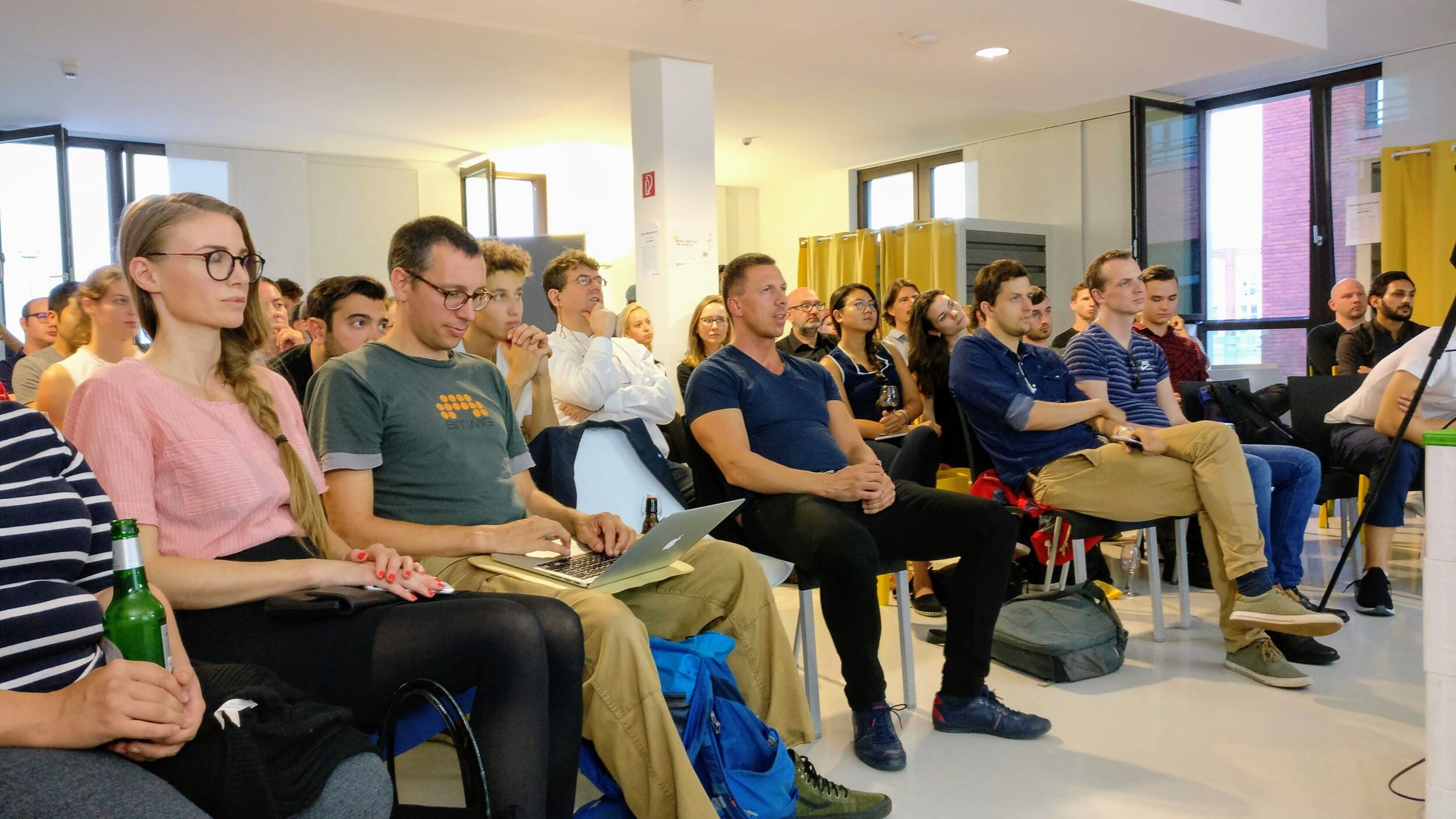 growth hacking meetup frankfurt crowd.jpg