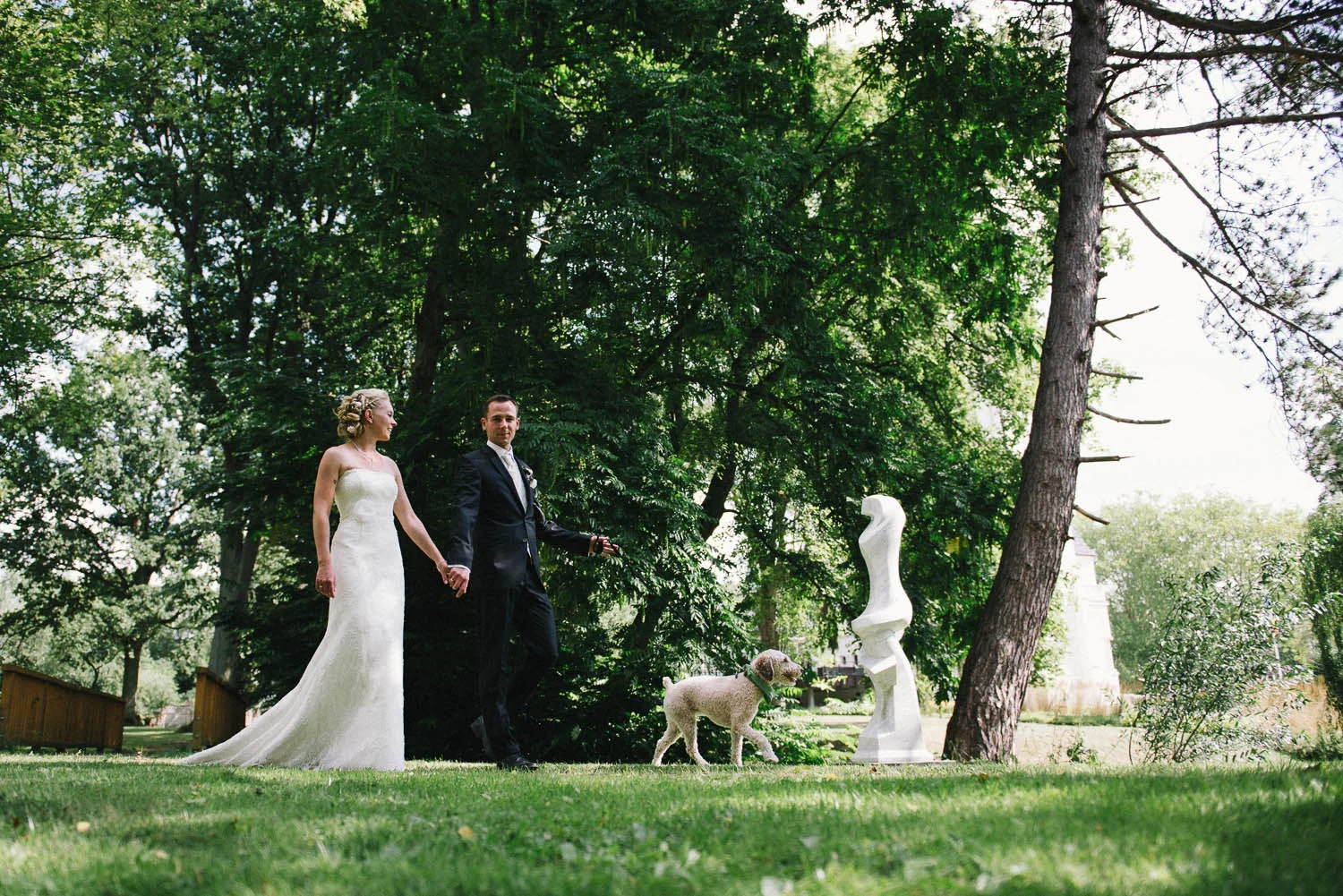 Hochzeitspaar & Hund im Park Villa Papendorf