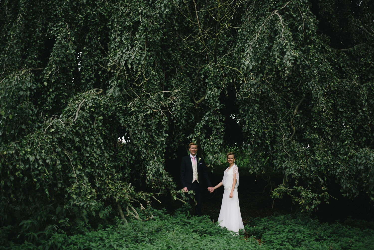 Hochzeit Bautpaar vor Baum Schloss Wedendorf