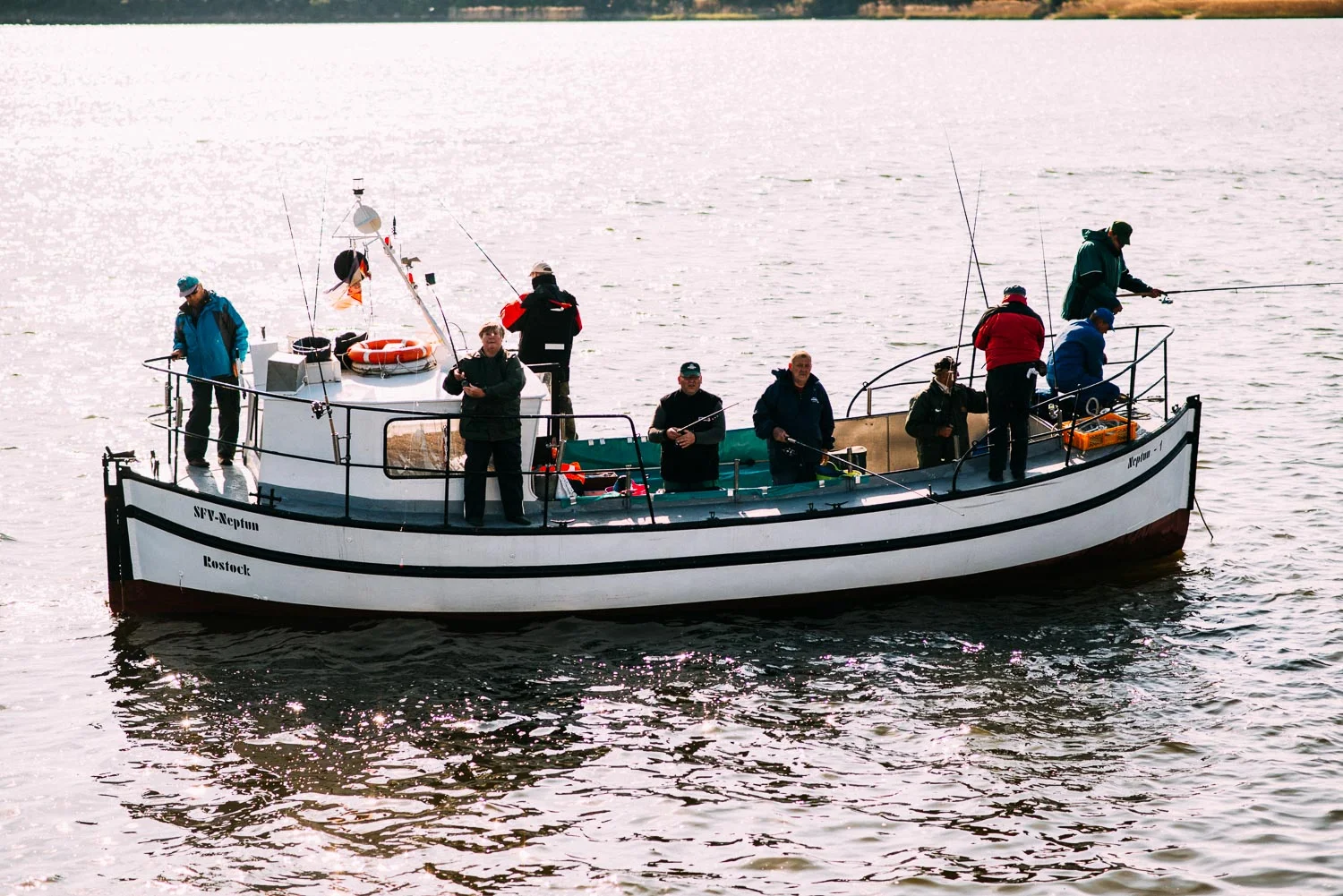 hochzeit-rostock-02404-reportage-hafenrundfahrt-fischerboot.jpg
