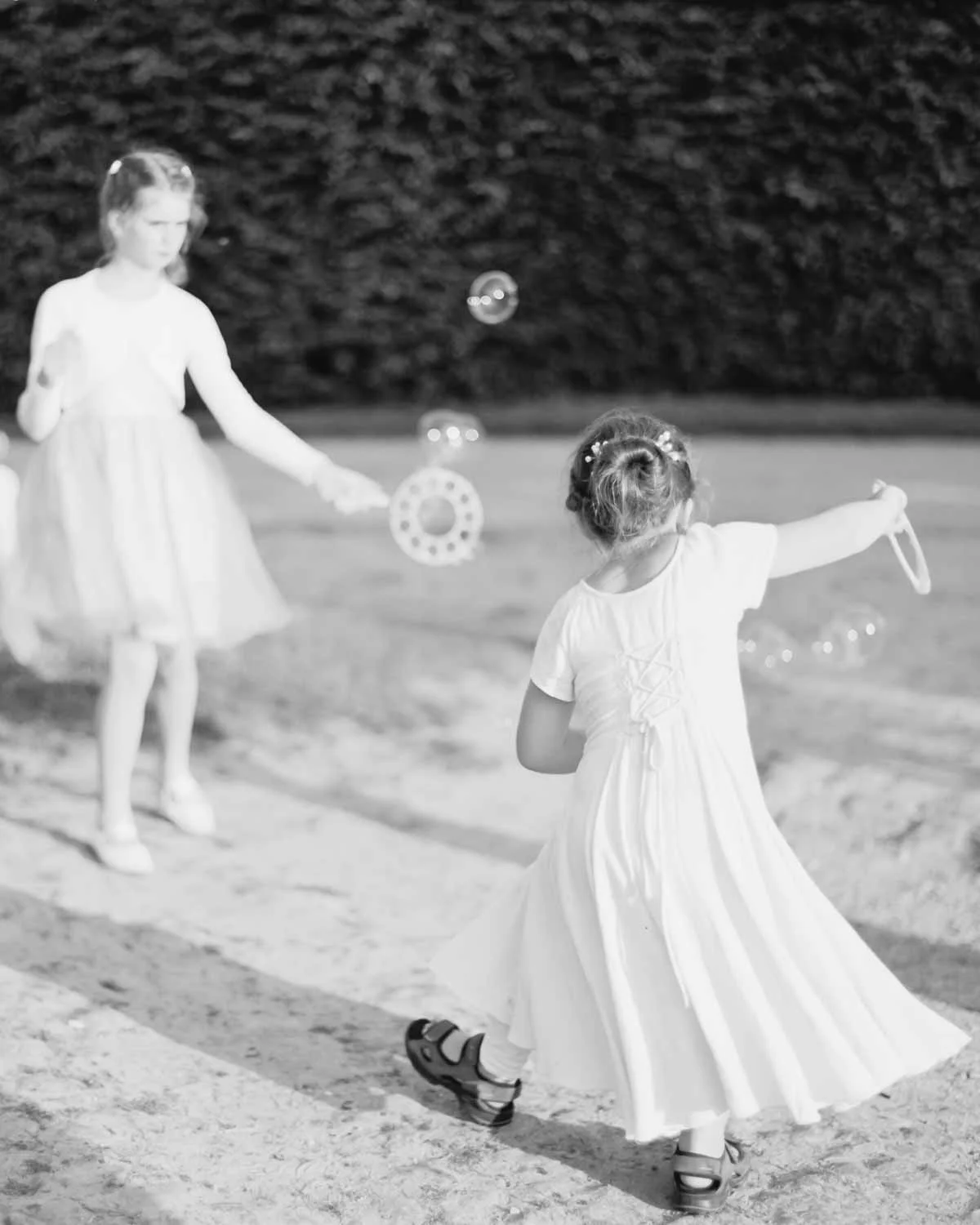 Kinder spielen mit Seifenblasen zur Hochzeit