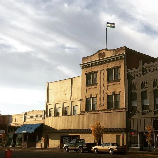Cascadia flag flying over la grande.jpg