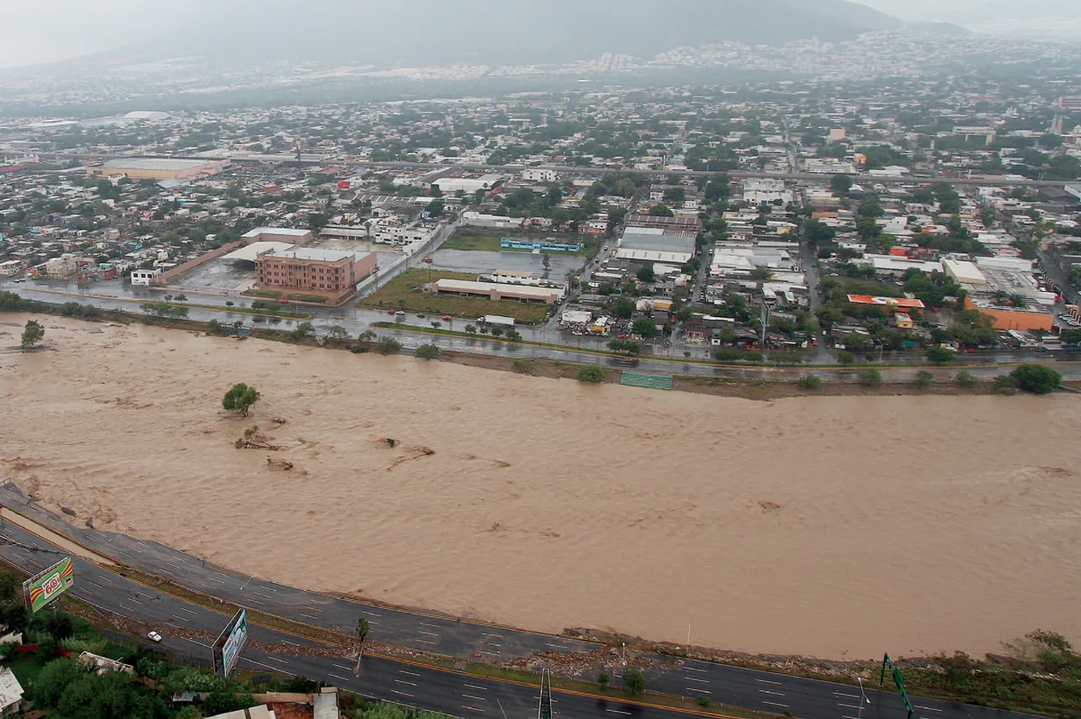 Cauce del río Santa Catarina durante el huracán Álex, 2010. (Fuente: Agua para Monterrey: Logros, retos y oportunidades para Nuevo León y México ).