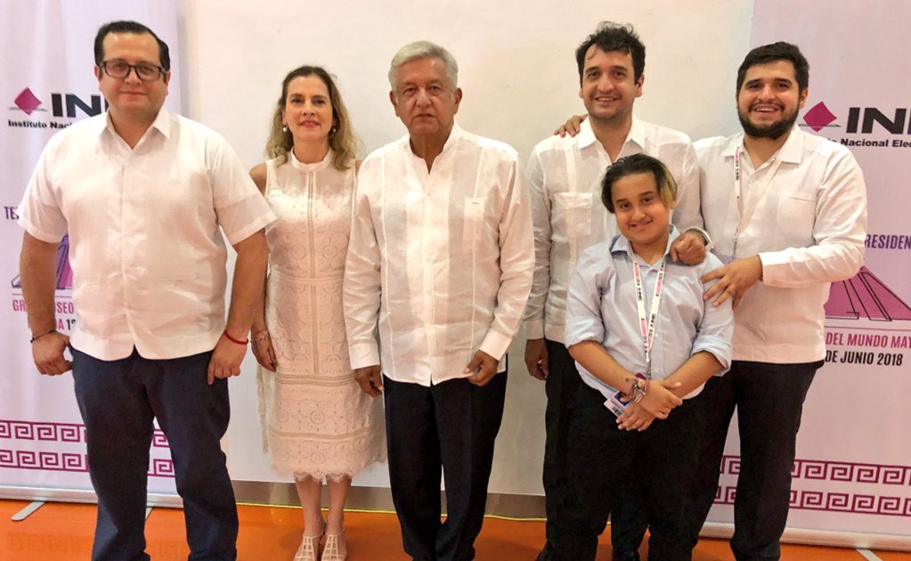 La foto que indignó al México blanco. Publicada por José Ramón en Twitter , el hijo mayor de López Obrador.