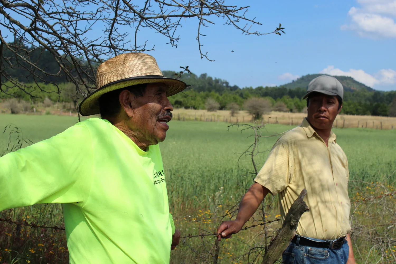 Don Andrés junto al ex-encargado de asuntos agrarios del Comisariado de Sicuicho.