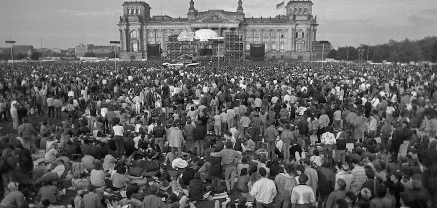 David Bowie performs in West Berlin (1987) with the speakers pointed east to an audience of thousands across the wall