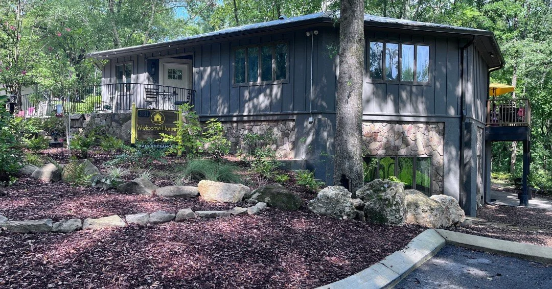 Tucked away on Quiet Creek Trail, Welcome Home of Chattanooga is home to one 4-bedroom hospice home and two 3-bedroom cancer respite homes.

Here, we provide loving shelter, warm meals, and family-style support for individuals facing serious illness 