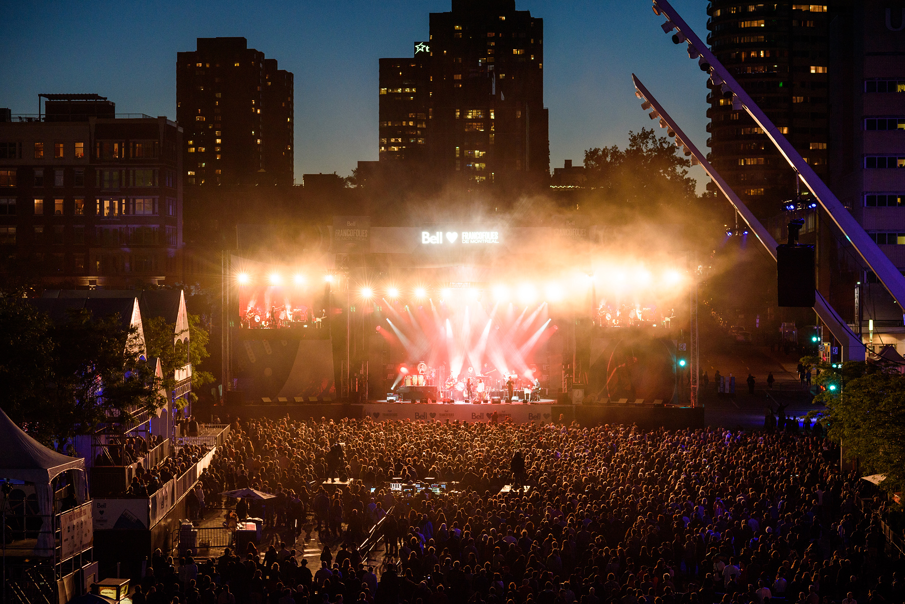 AF-D Nikkor 85mm 1.8D closed down to f4 at the Francofolies festival