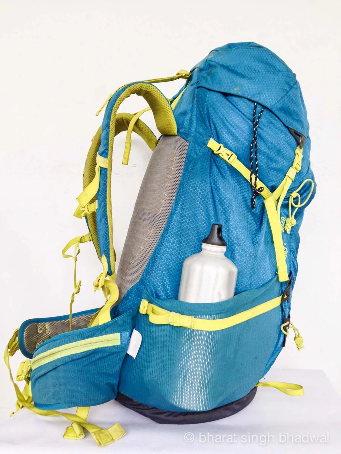 Mesh side sleeves are badly designed. They do not hold a litre water bottle unless it is cinched down using the compression strap