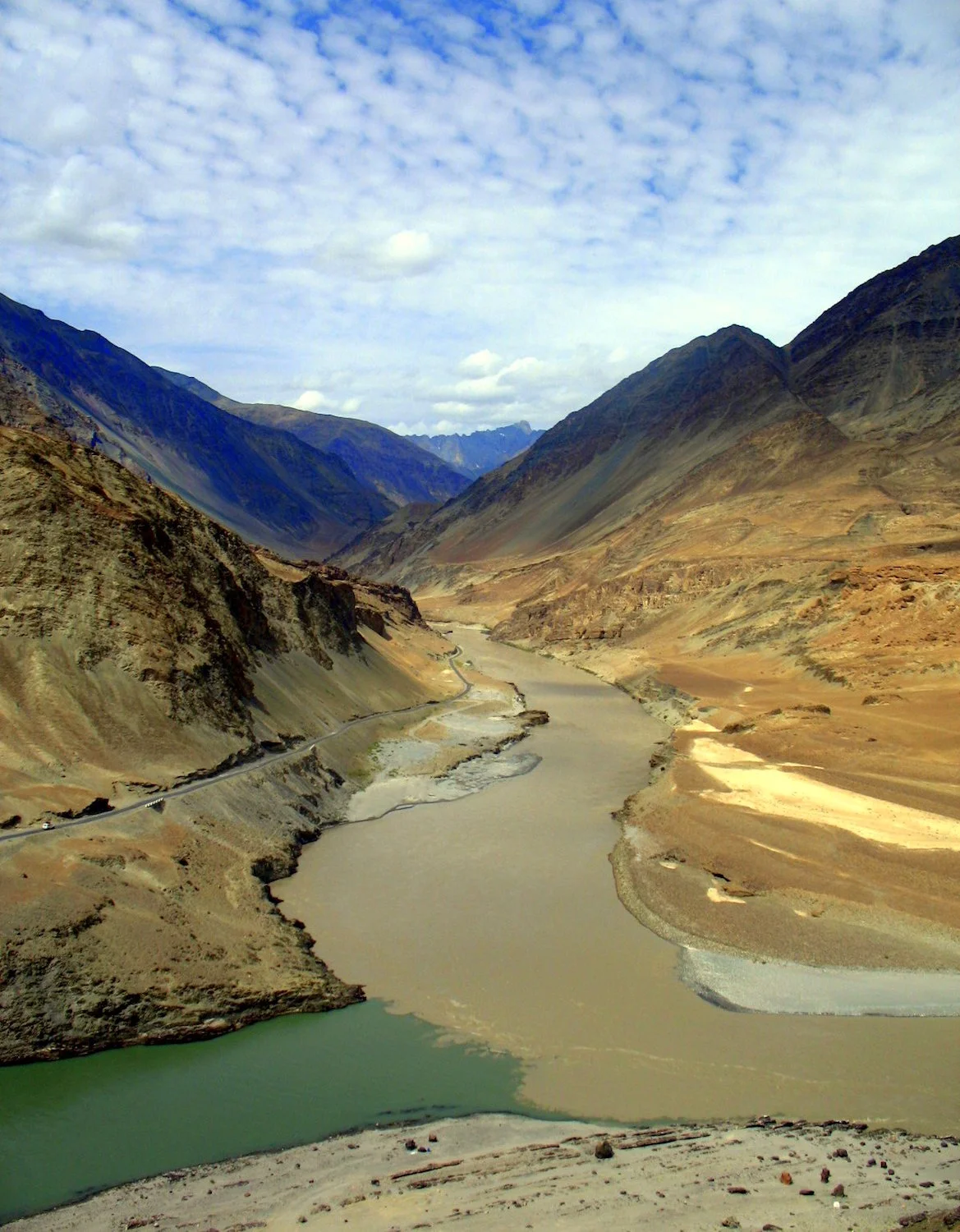 Confluence of Indus (green) and Zanskar (brown) rivers By Payal Vora from Bay Area (A tale of two rivers) CC BY 2.0, via Wikimedia Commons