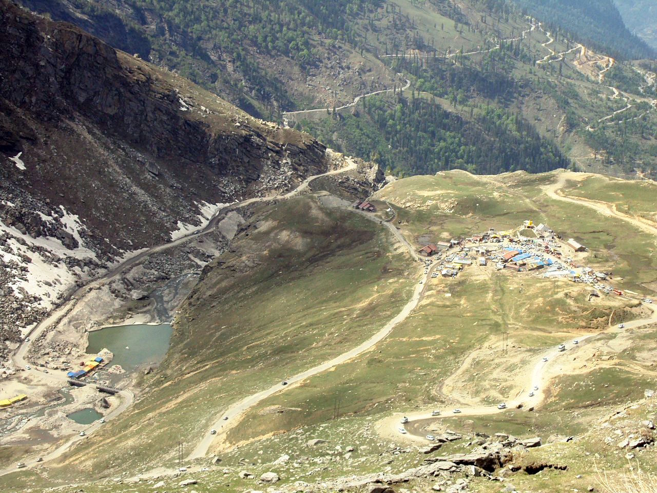 Dhabas at Rohtang Pass by Aman Gupta (Own work) CC BY-SA 3.0 or GFDL , via Wikimedia Commons