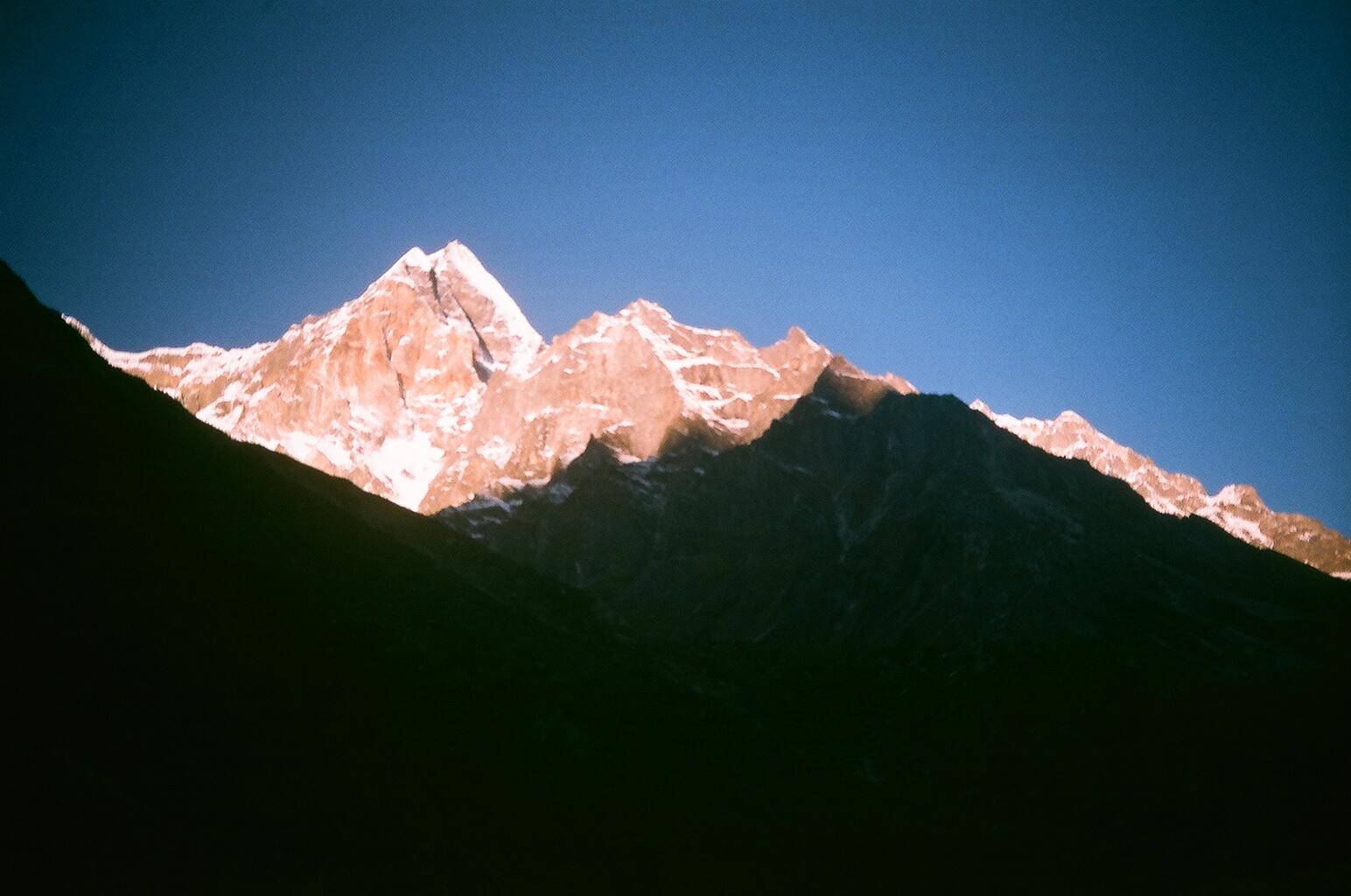 Meru peak as viewed from Bhujbasa (Garhwal Himalayas) © Soumit ban ( CC BY-SA 3.0 )