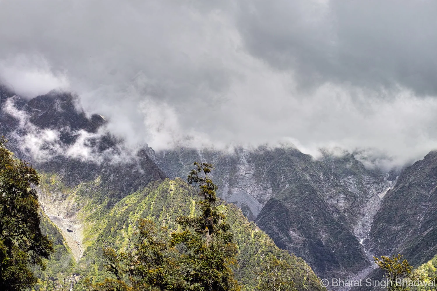 Low lying clouds trying to dissuade me from making an attempt over Jalsu Pass.