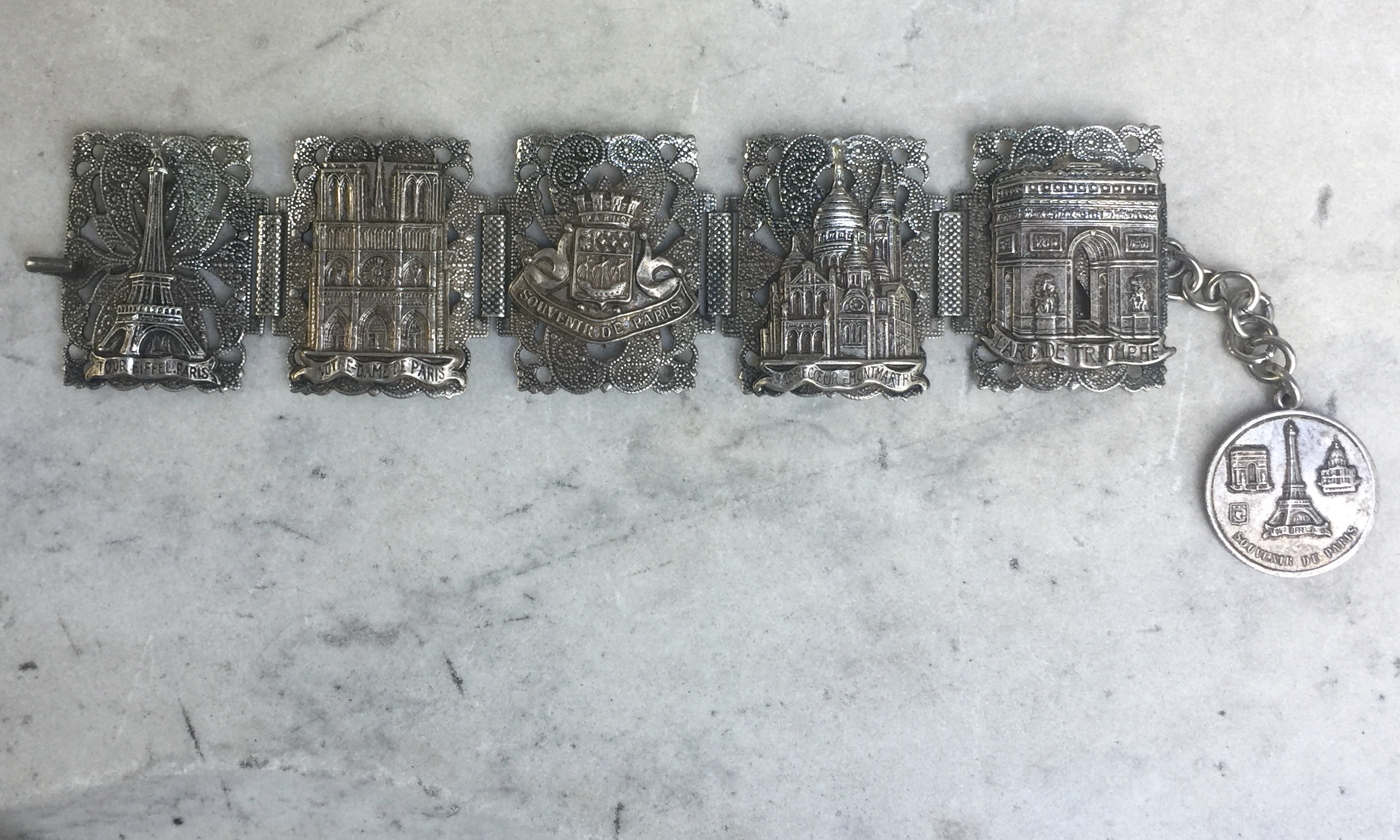 Bracelet Souvenir Ancien émaillé Paris - Charmes Tour Eiffel Et Notre-Dame - Occasion