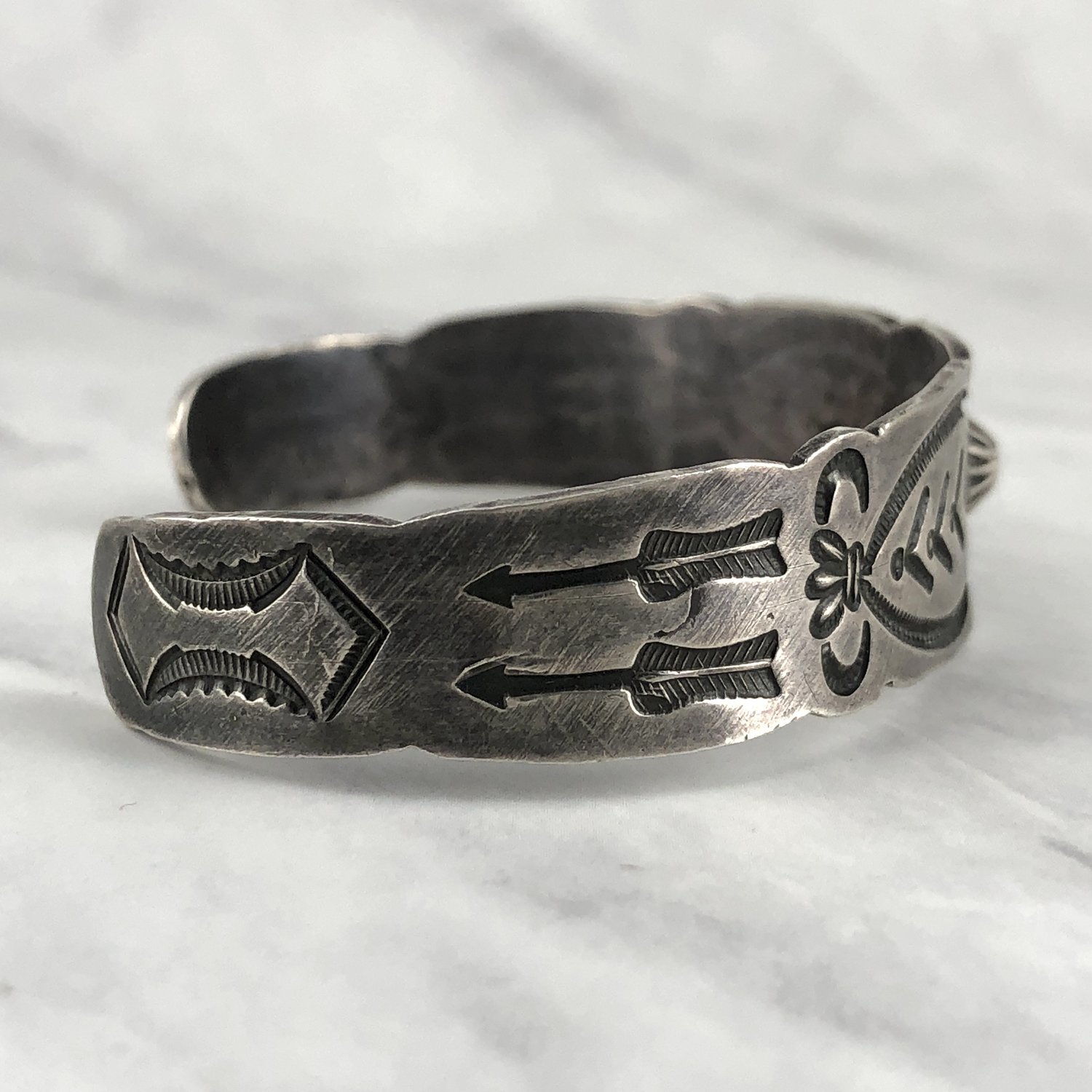 Early Navajo Repousse & Stamped Arrows Ingot Silver Cuff Bracelet 