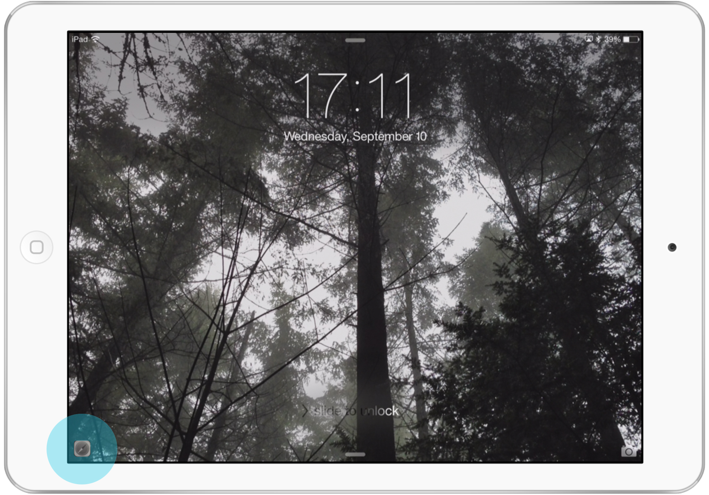WHEN A HANDOFF APPLICATION IS AVAILABLE, IT APPEARS IN THE BOTTOM LEFT CORNER OF THE LOCKSCREEN.